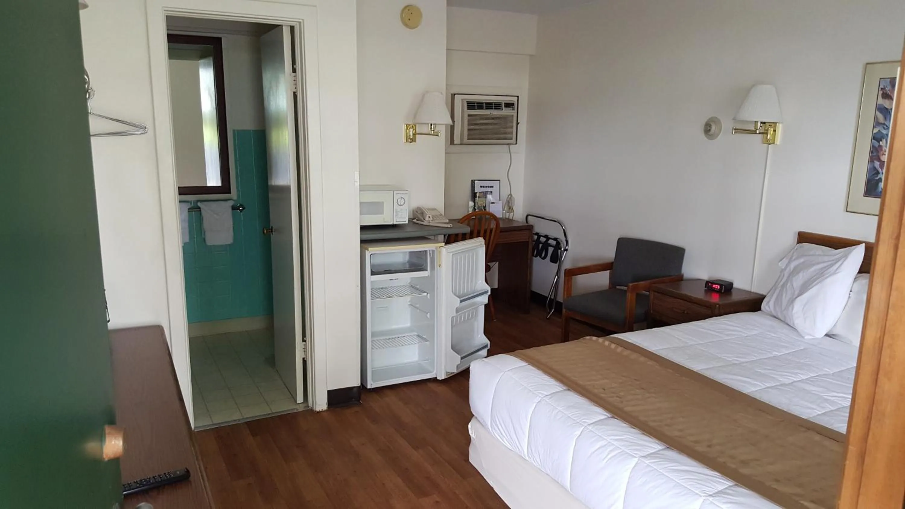 Bed in Budget Host Inn