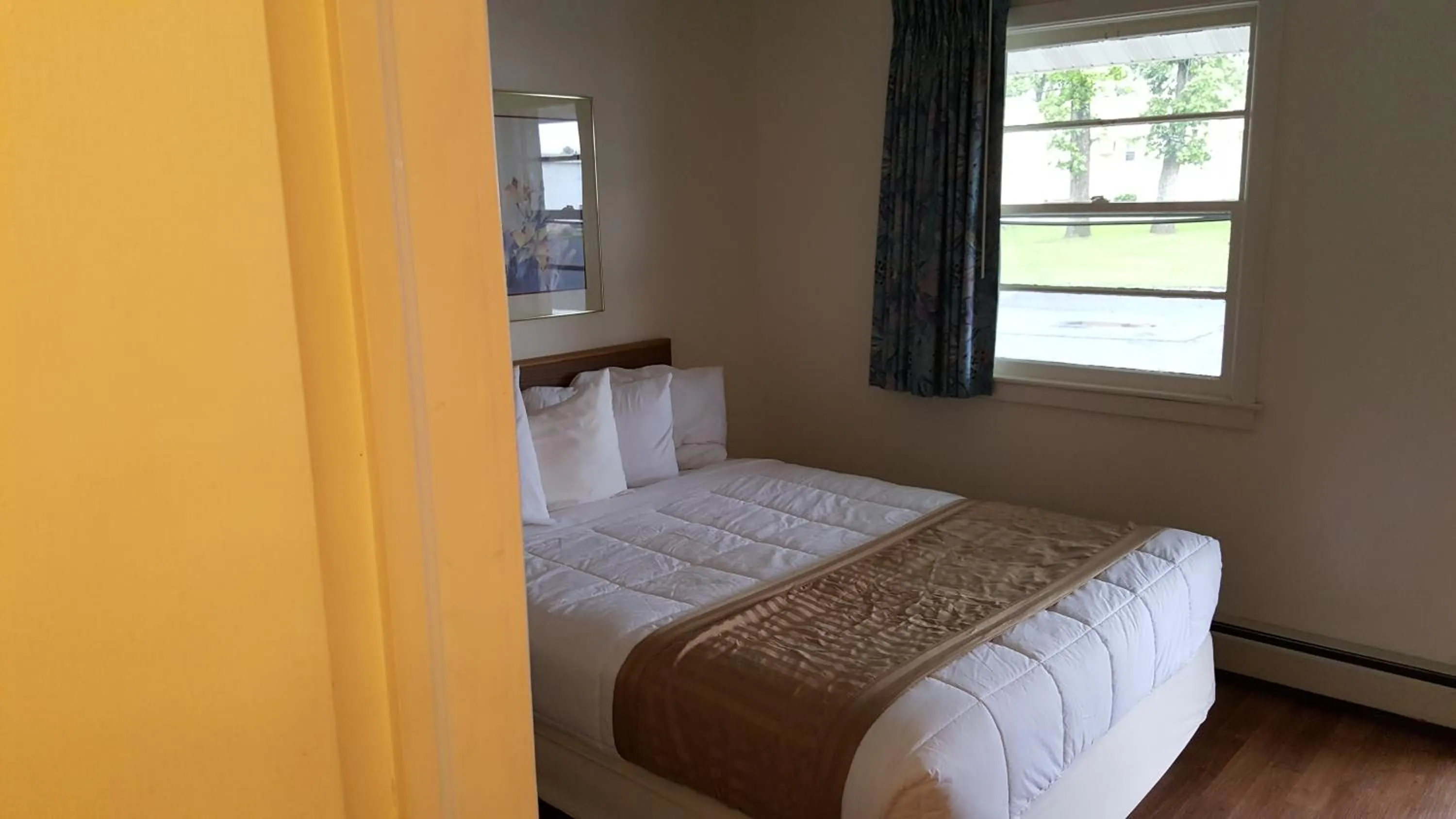 Photo of the whole room, Bed in Budget Host Inn