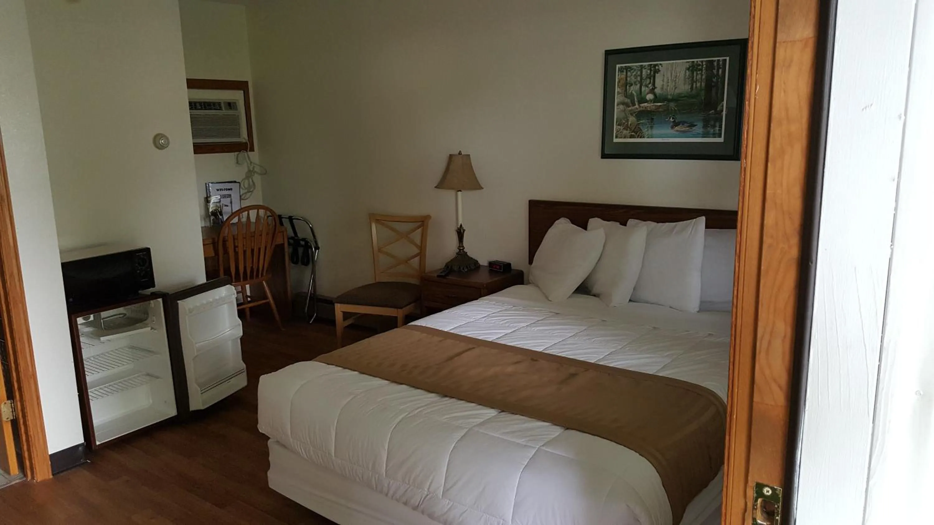 Bed in Budget Host Inn