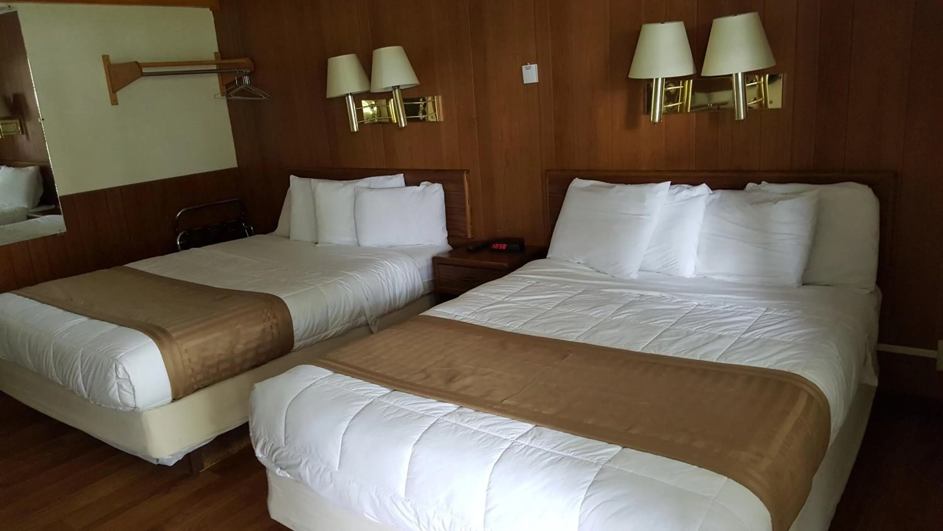 Bed in Budget Host Inn