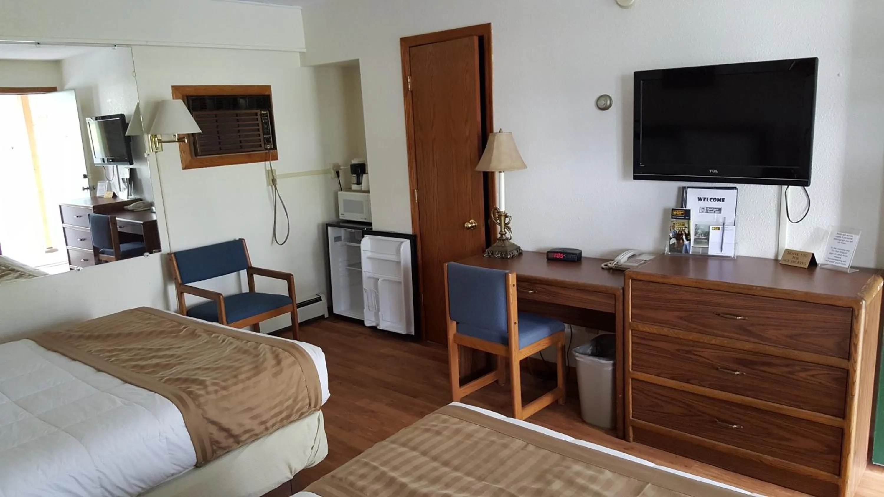 Bed in Budget Host Inn