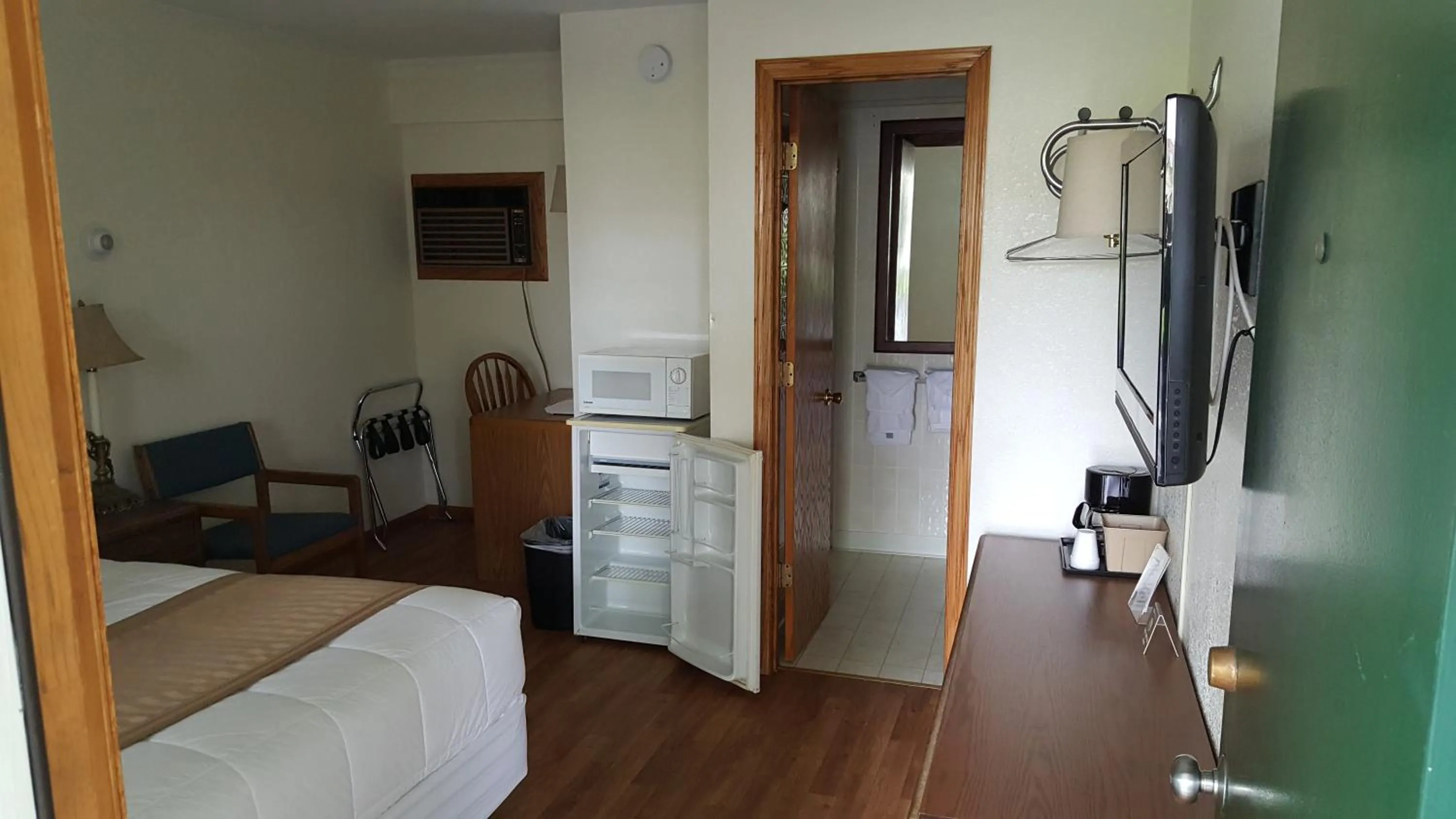 Bed in Budget Host Inn