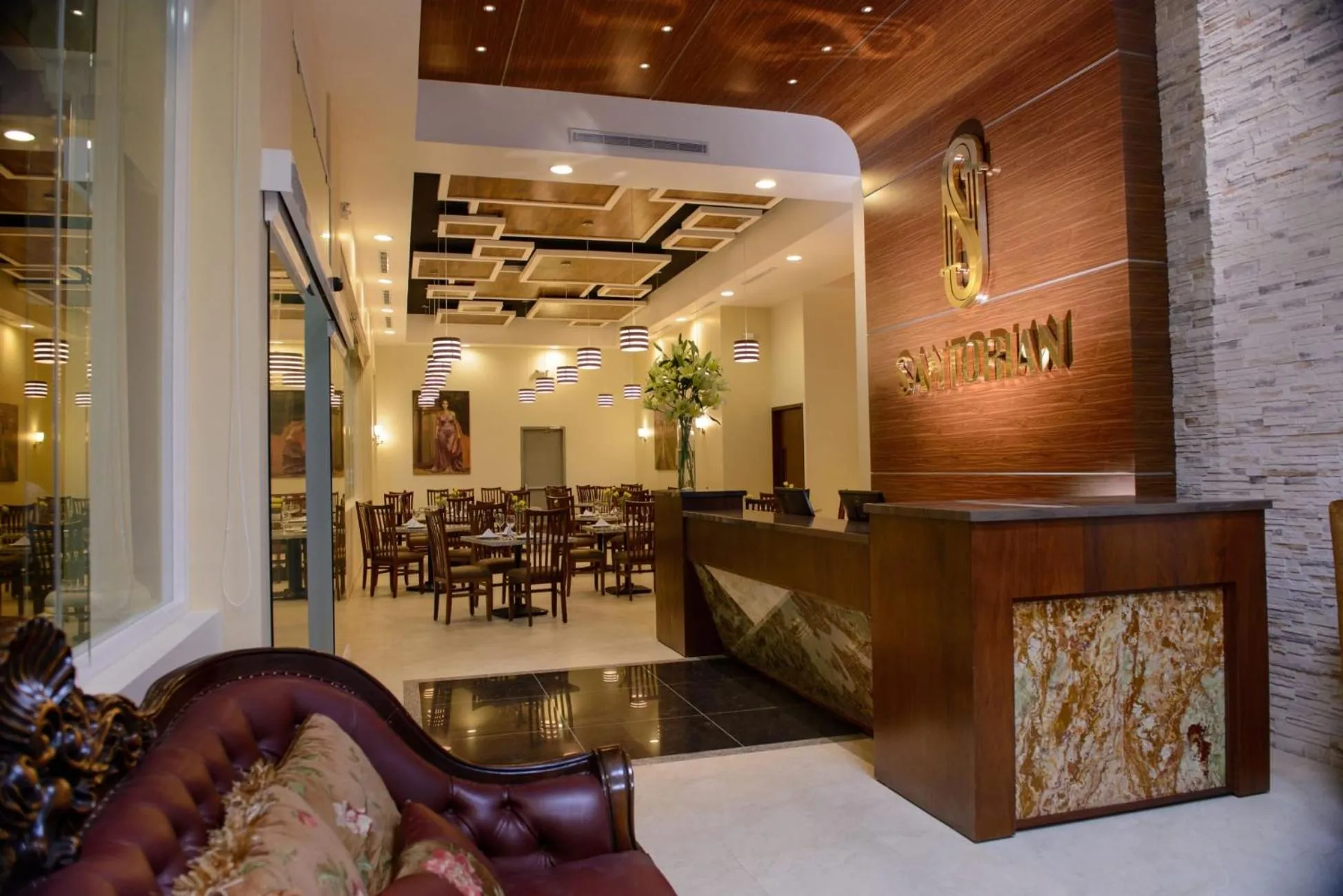 Restaurant/places to eat in Hotel Santorian