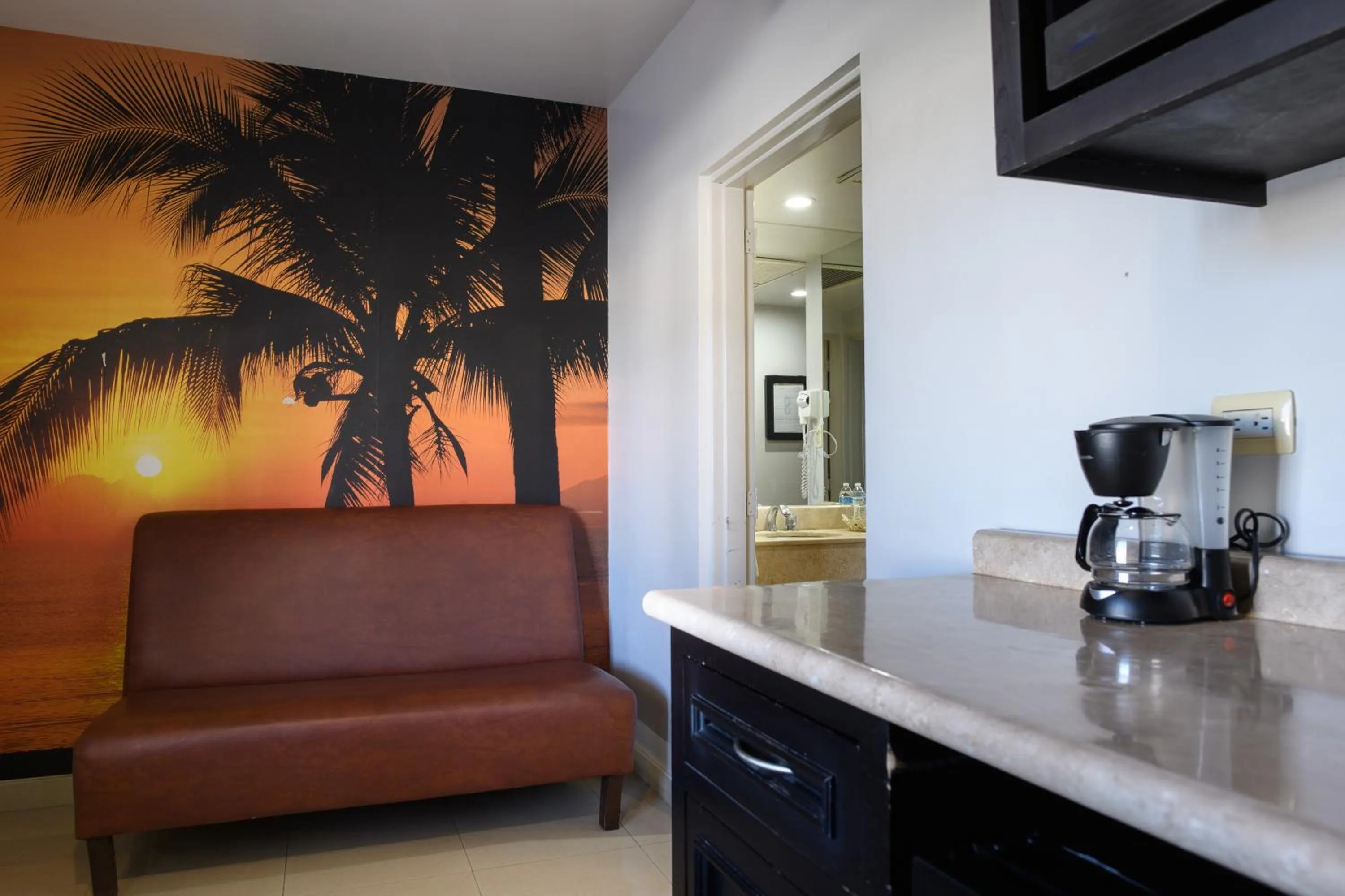 Coffee/tea facilities in Hotel Santorian