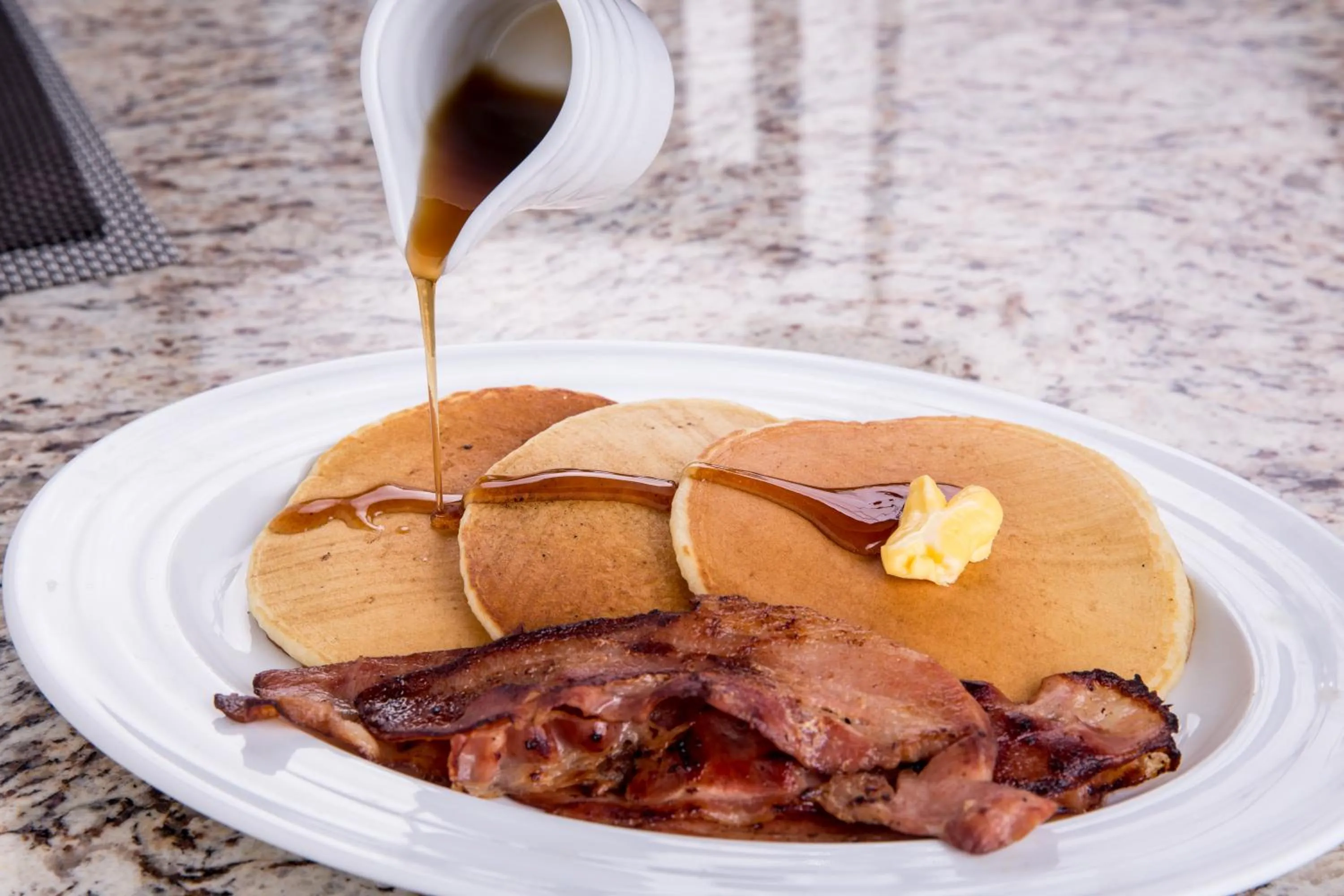 Restaurant/places to eat in Hotel Santorian