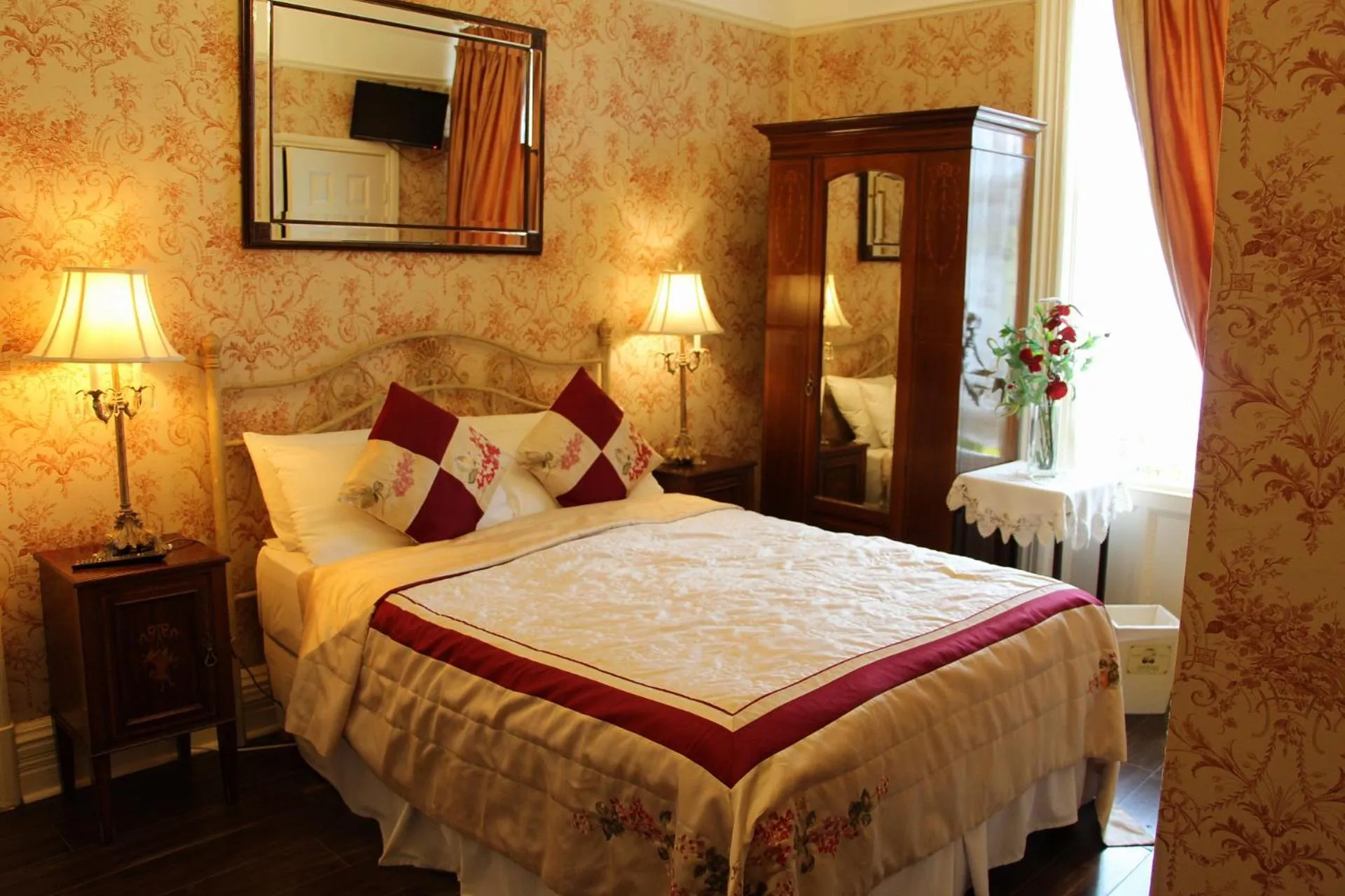 Bedroom, Bed in Innisfree House