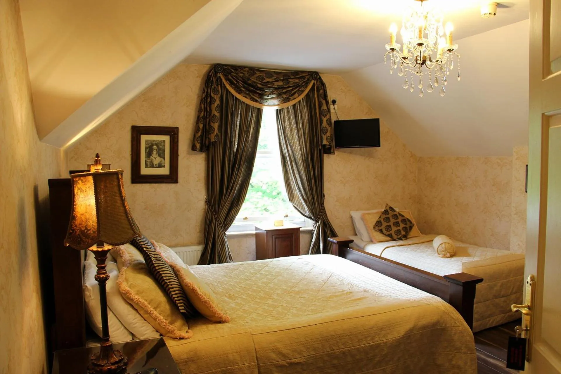 Bedroom, Bed in Innisfree House