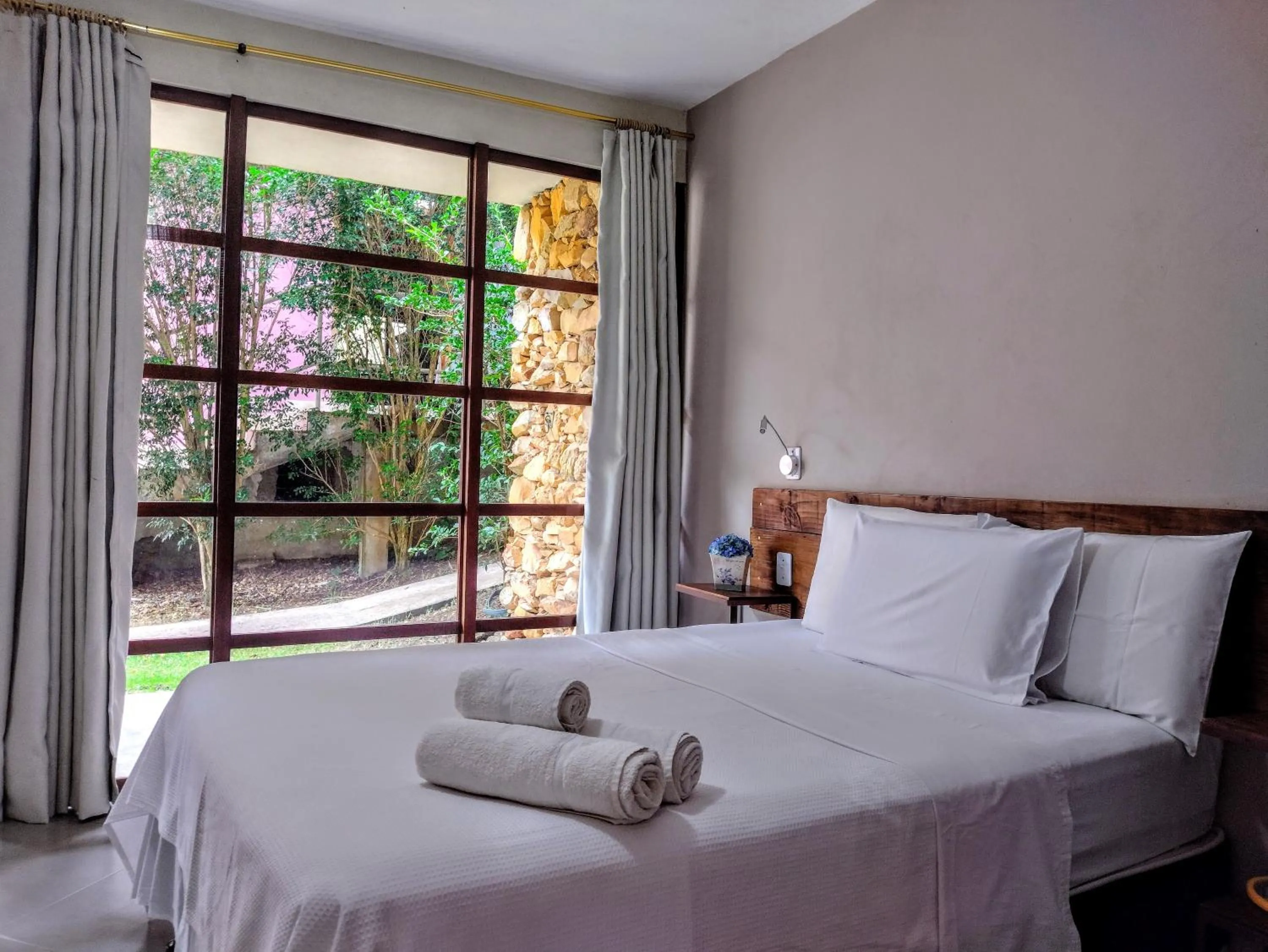 Photo of the whole room, Bed in Pousada Zazen