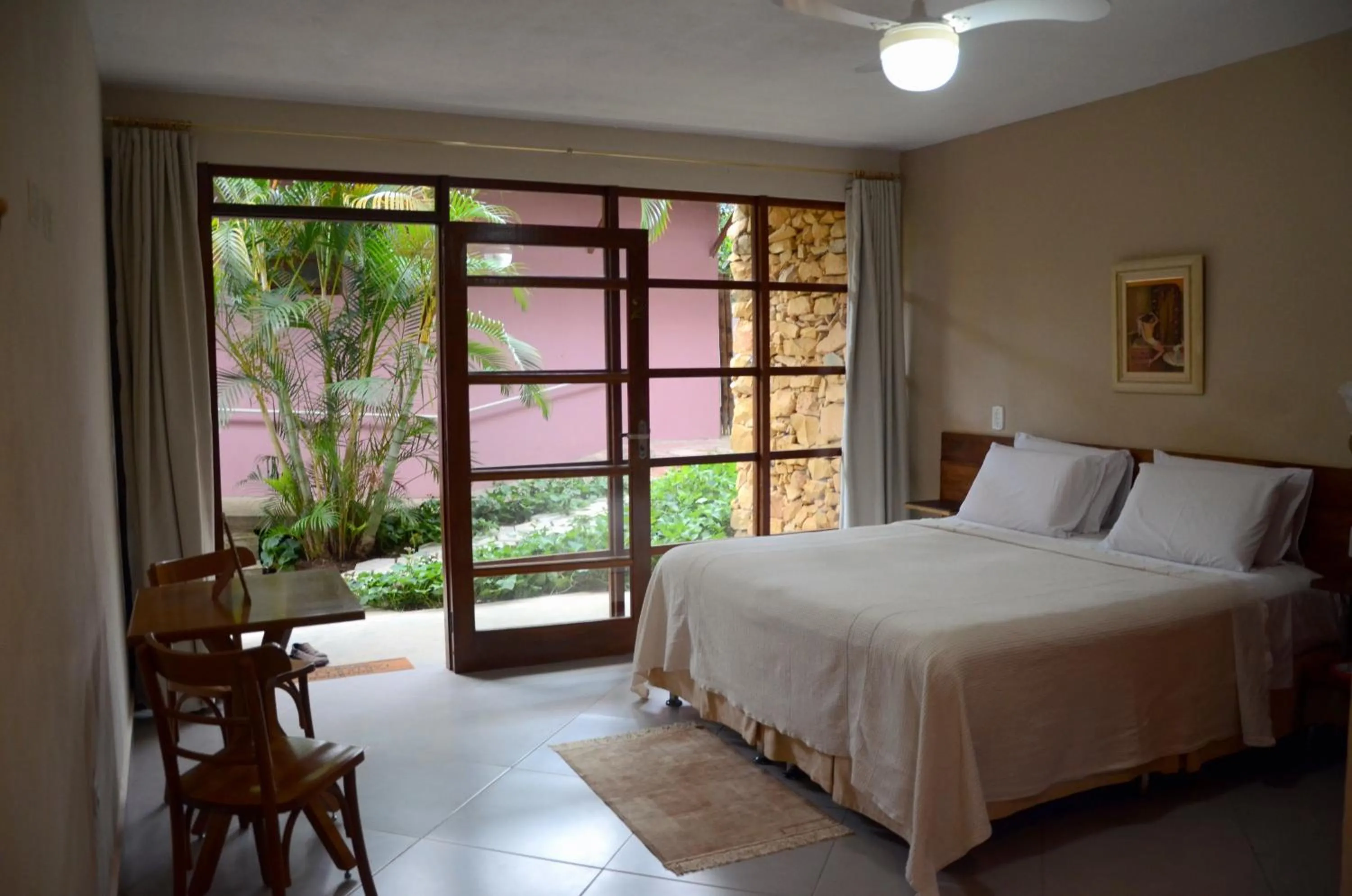 Photo of the whole room, Bed in Pousada Zazen