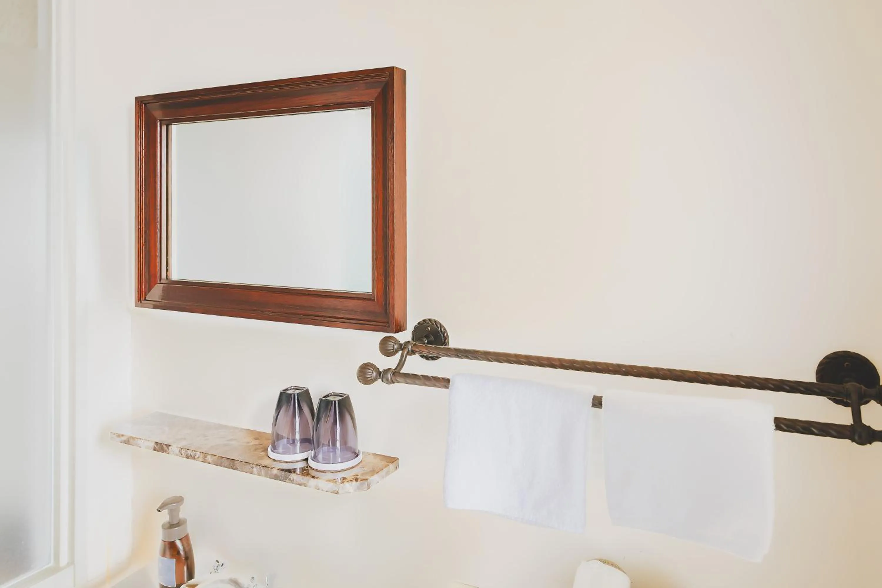 Bathroom in Van Cort Landt Hotel