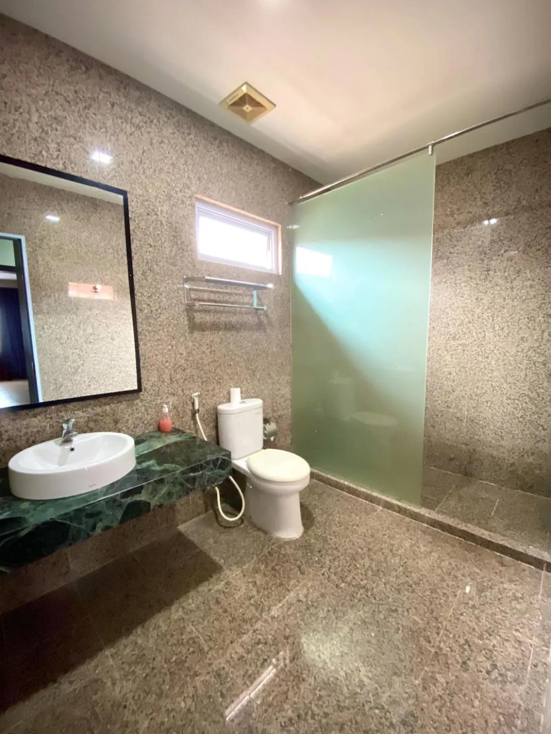 Shower in Hans Inn Batam