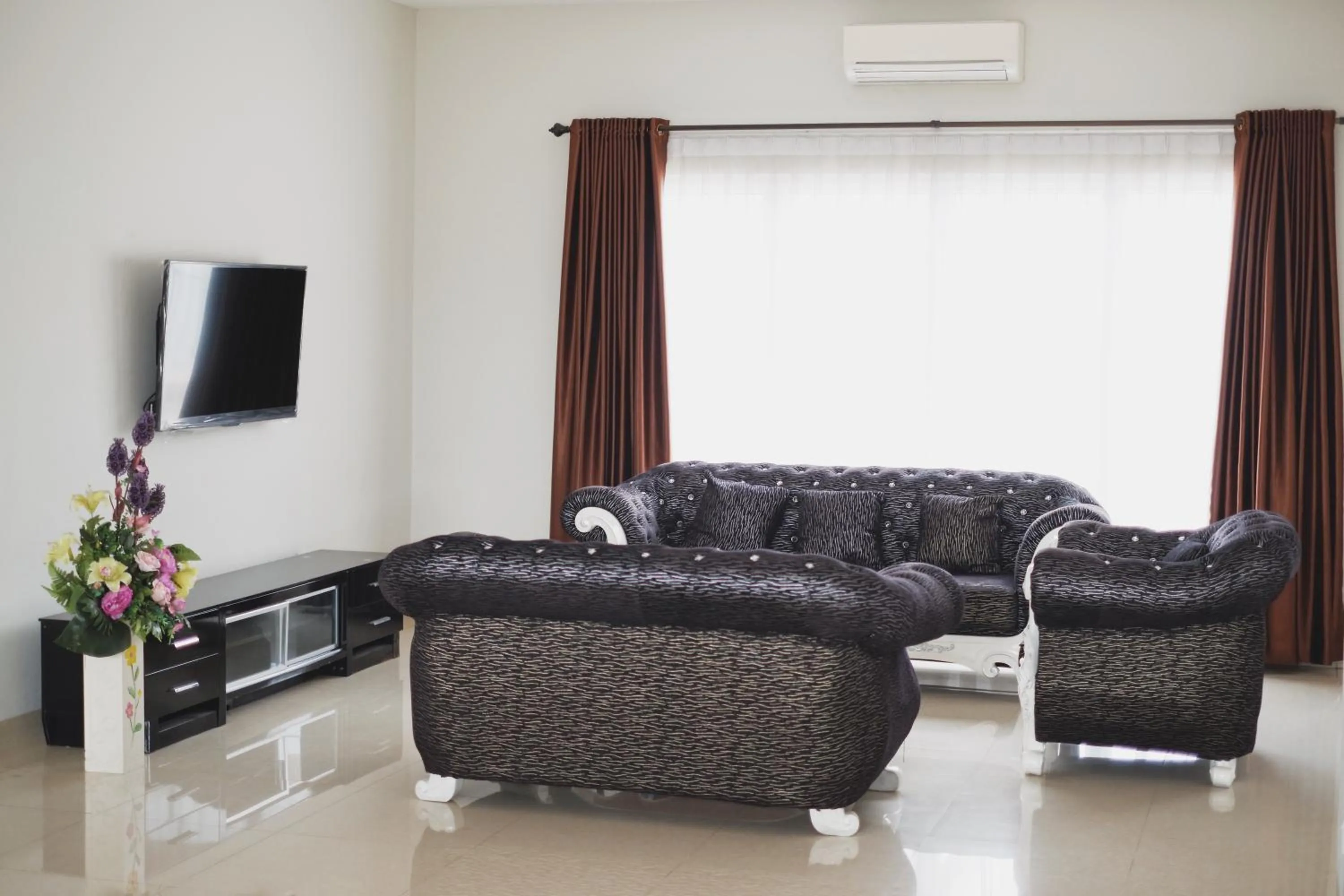 Communal lounge/ TV room in Hans Inn Batam