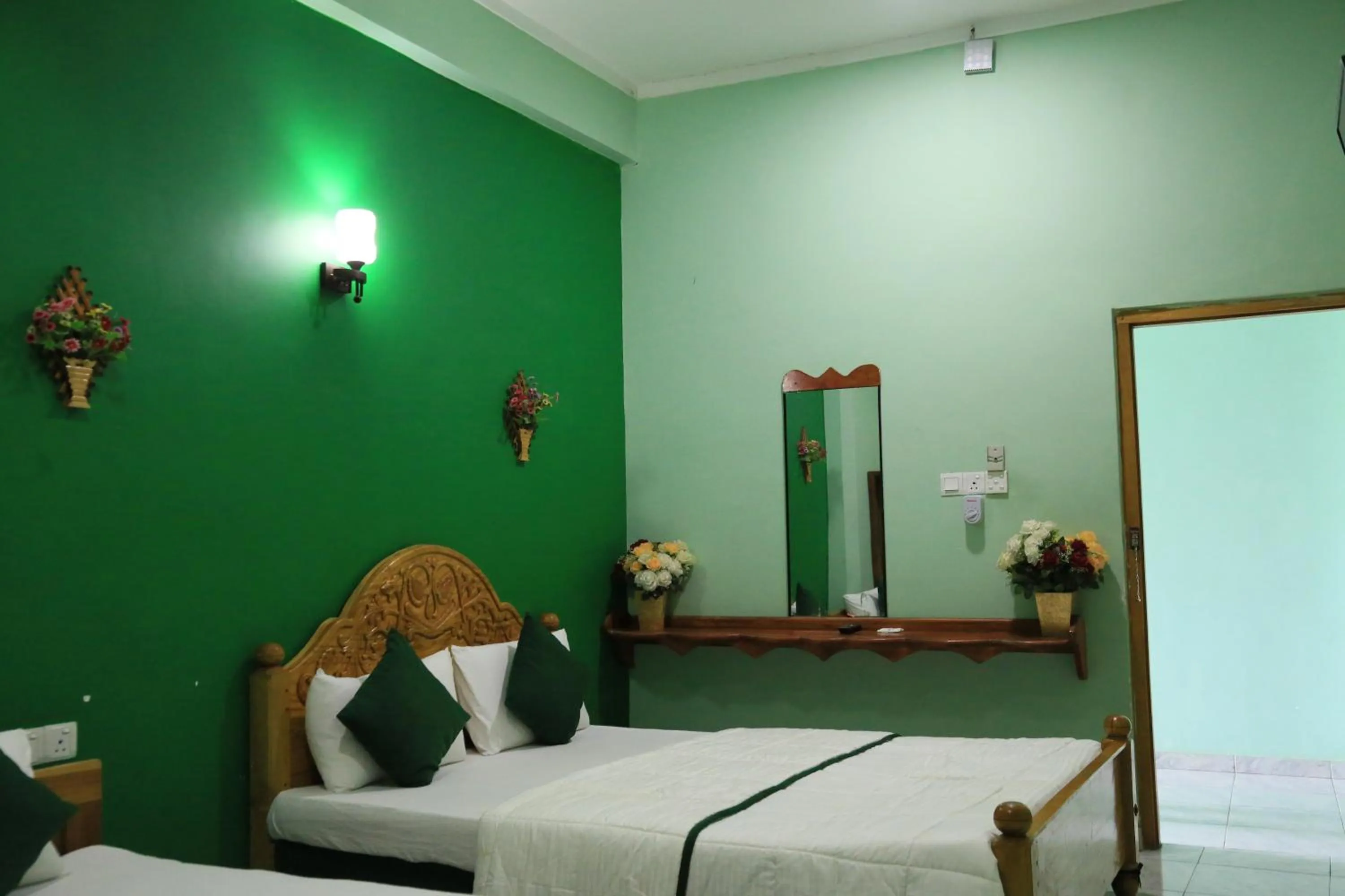 Bedroom, Bed in Kings Hotel Restaurant and Bar