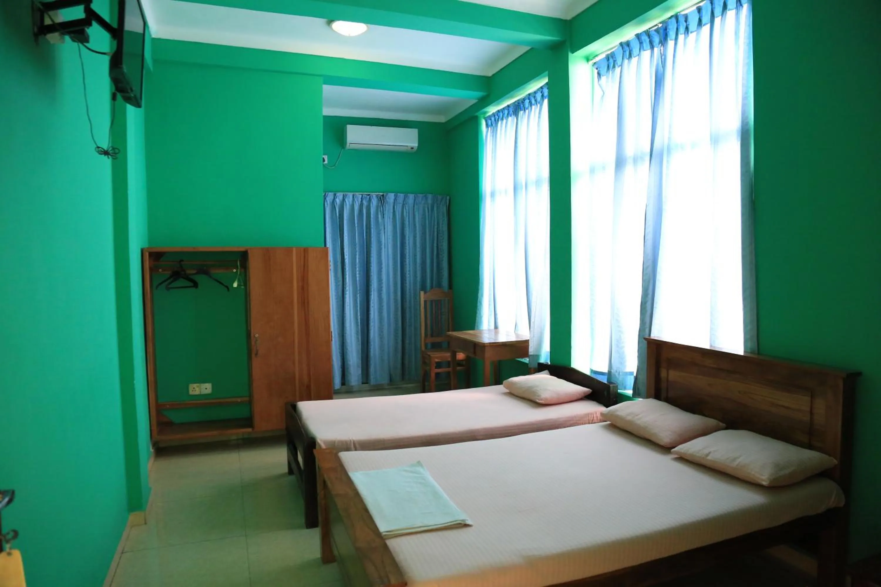 Bedroom, Bed in Kings Hotel Restaurant and Bar