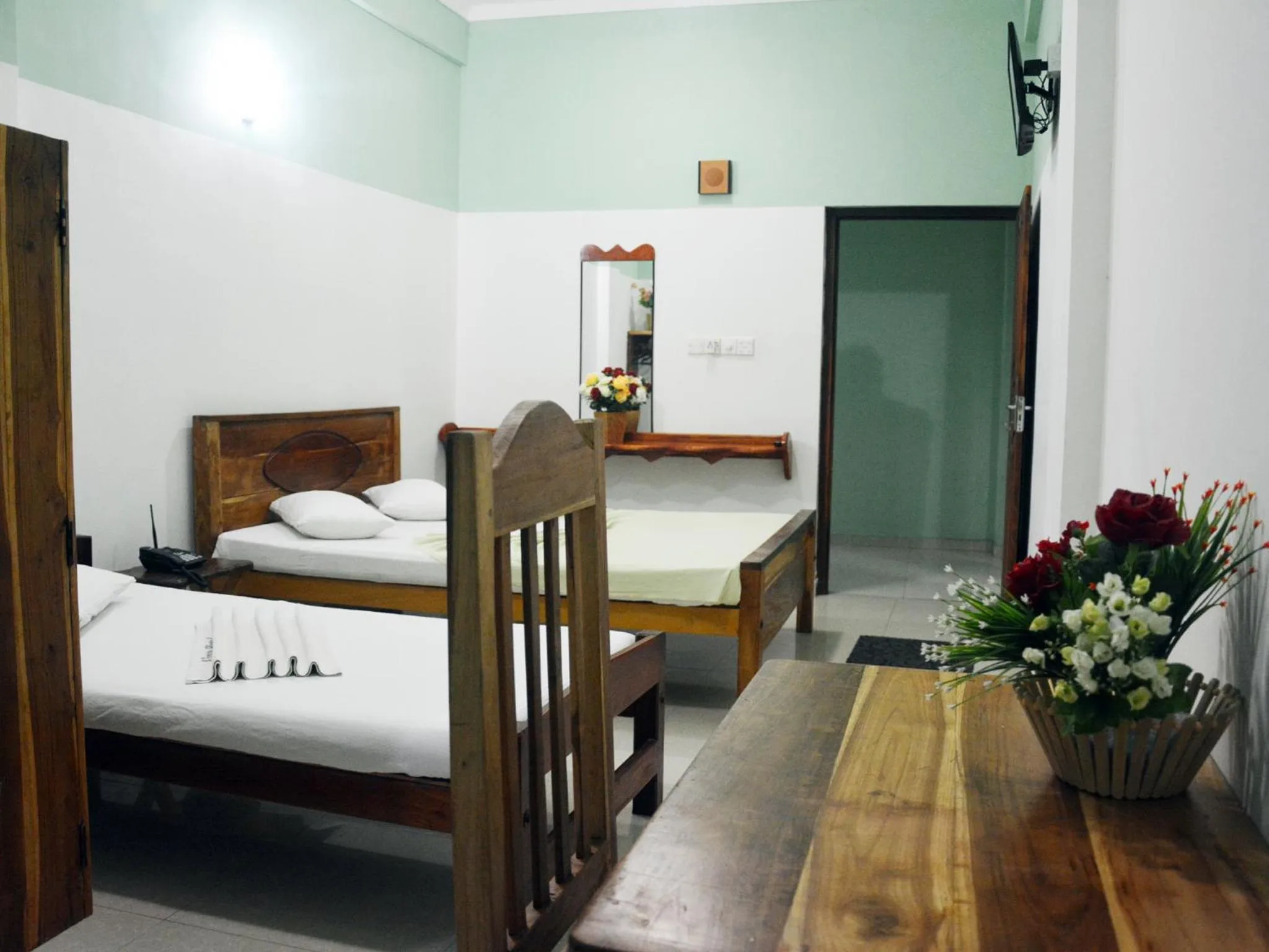 Photo of the whole room, Bed in Kings Hotel Restaurant and Bar