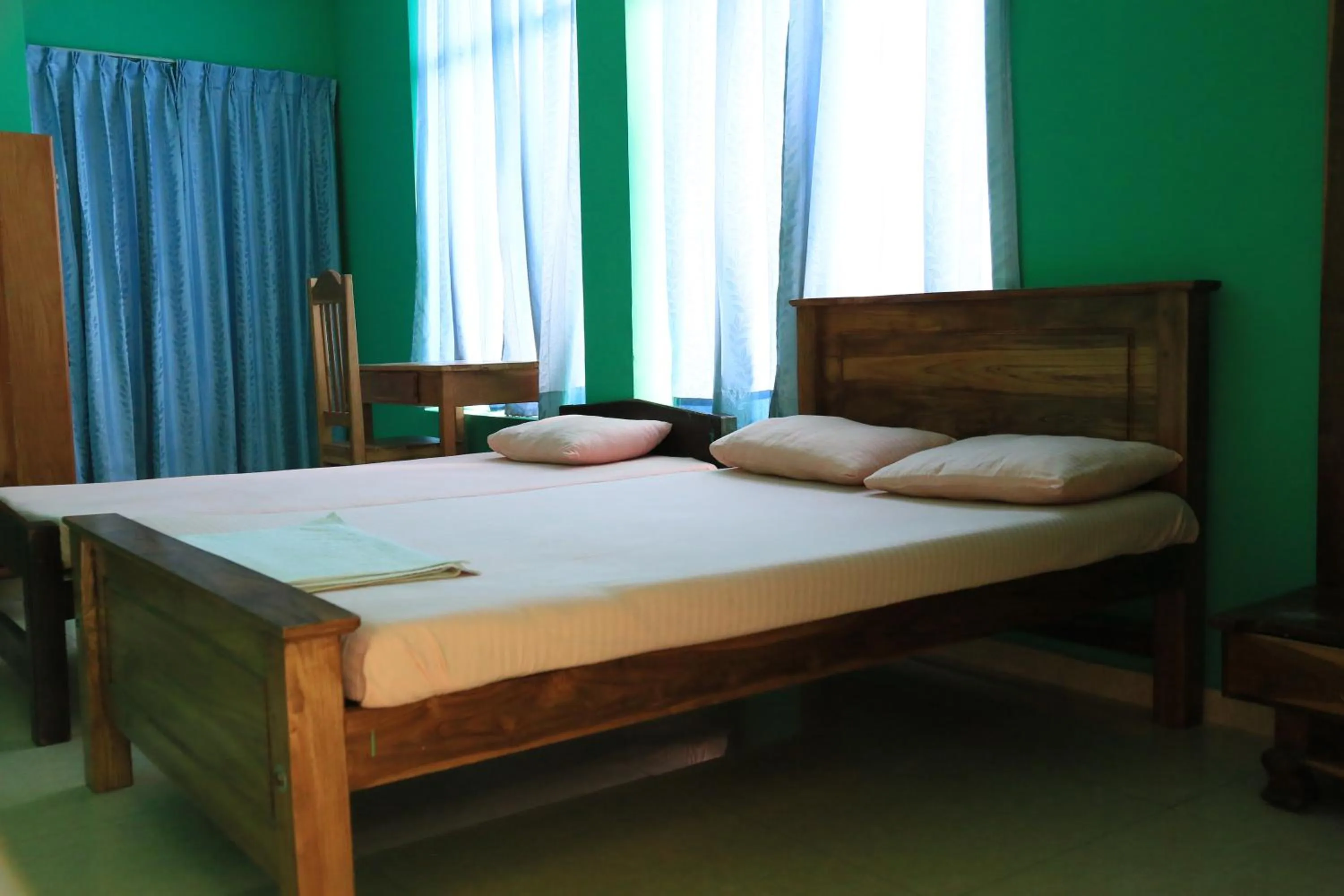 Bedroom, Bed in Kings Hotel Restaurant and Bar