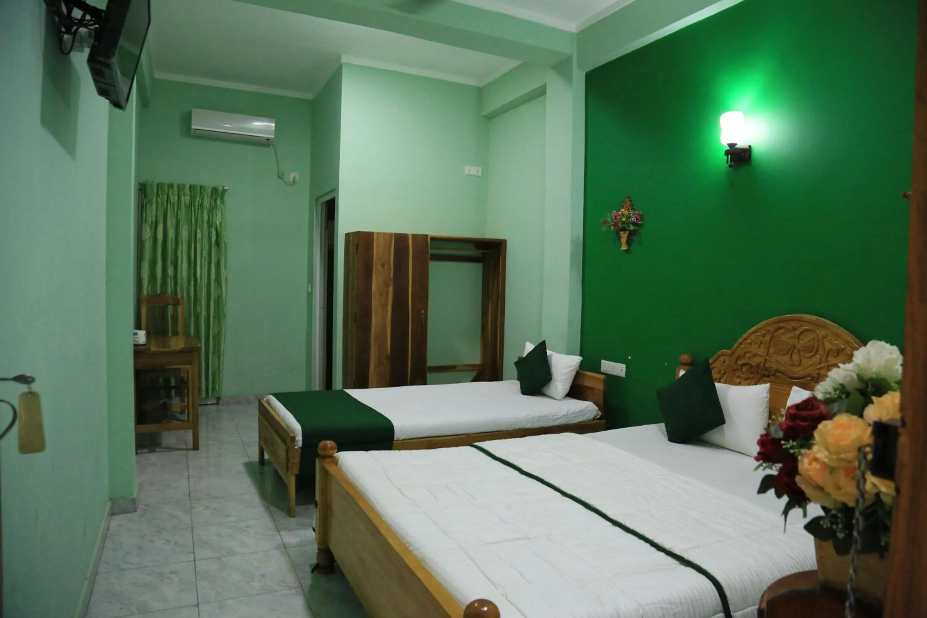 Bedroom, Bed in Kings Hotel Restaurant and Bar