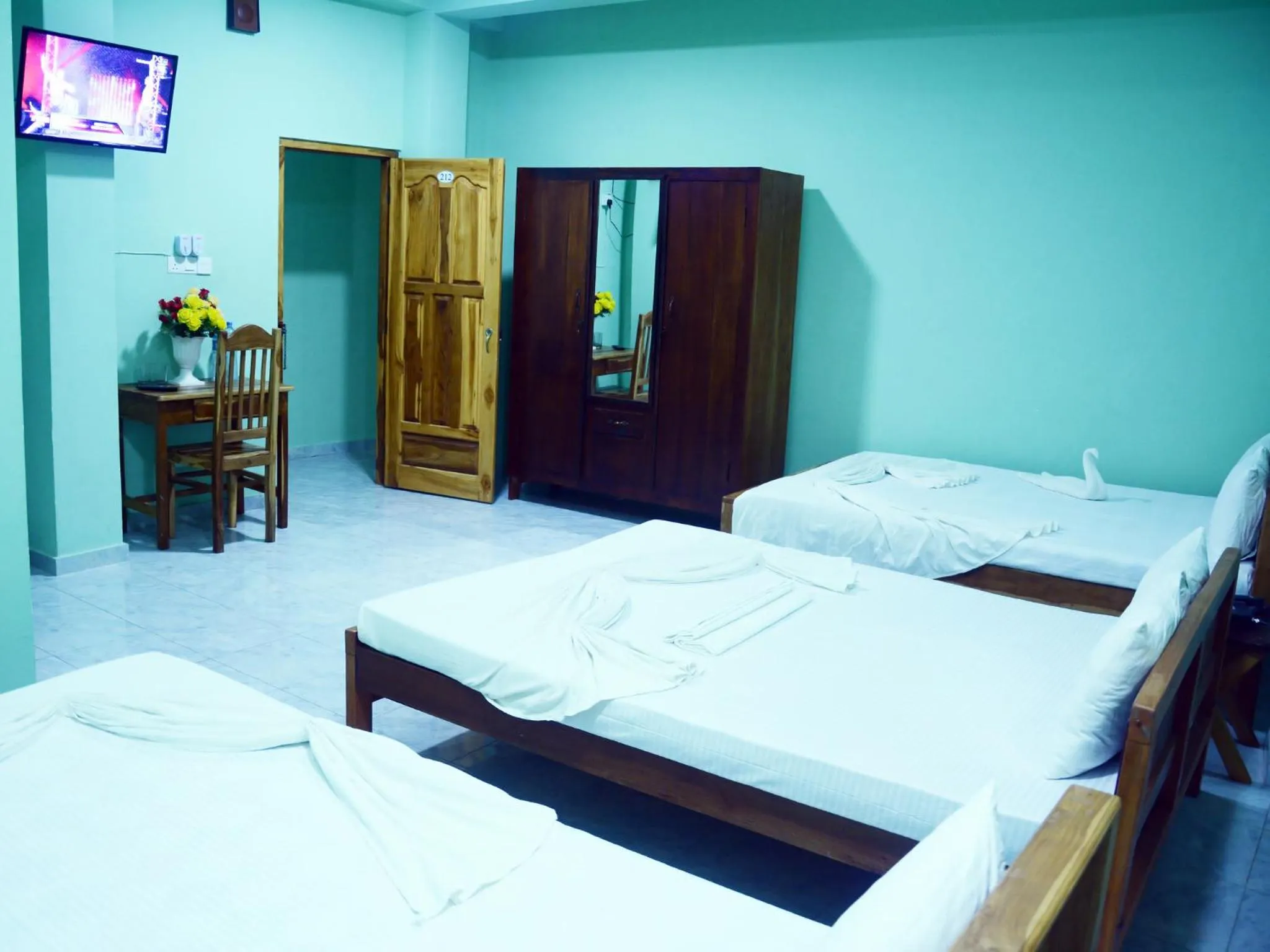 Photo of the whole room, Bed in Kings Hotel Restaurant and Bar