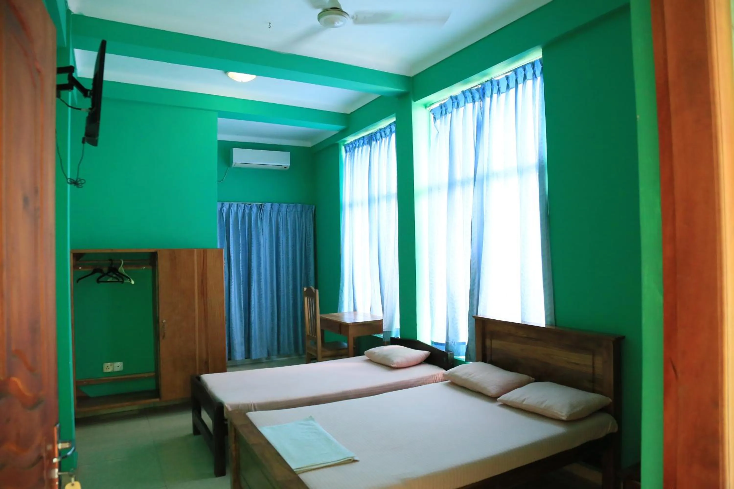 Bedroom, Bed in Kings Hotel Restaurant and Bar