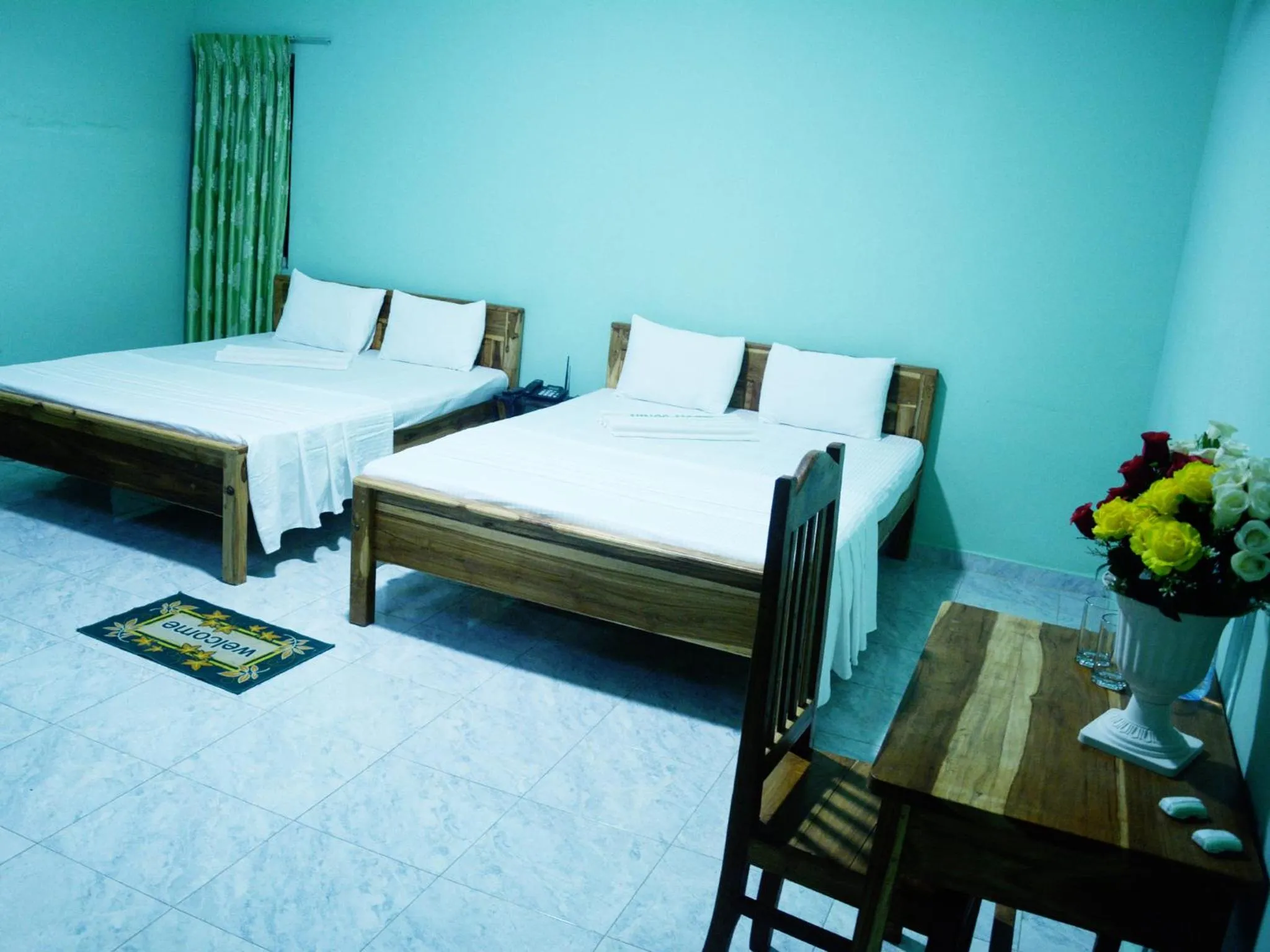 Photo of the whole room, Bed in Kings Hotel Restaurant and Bar