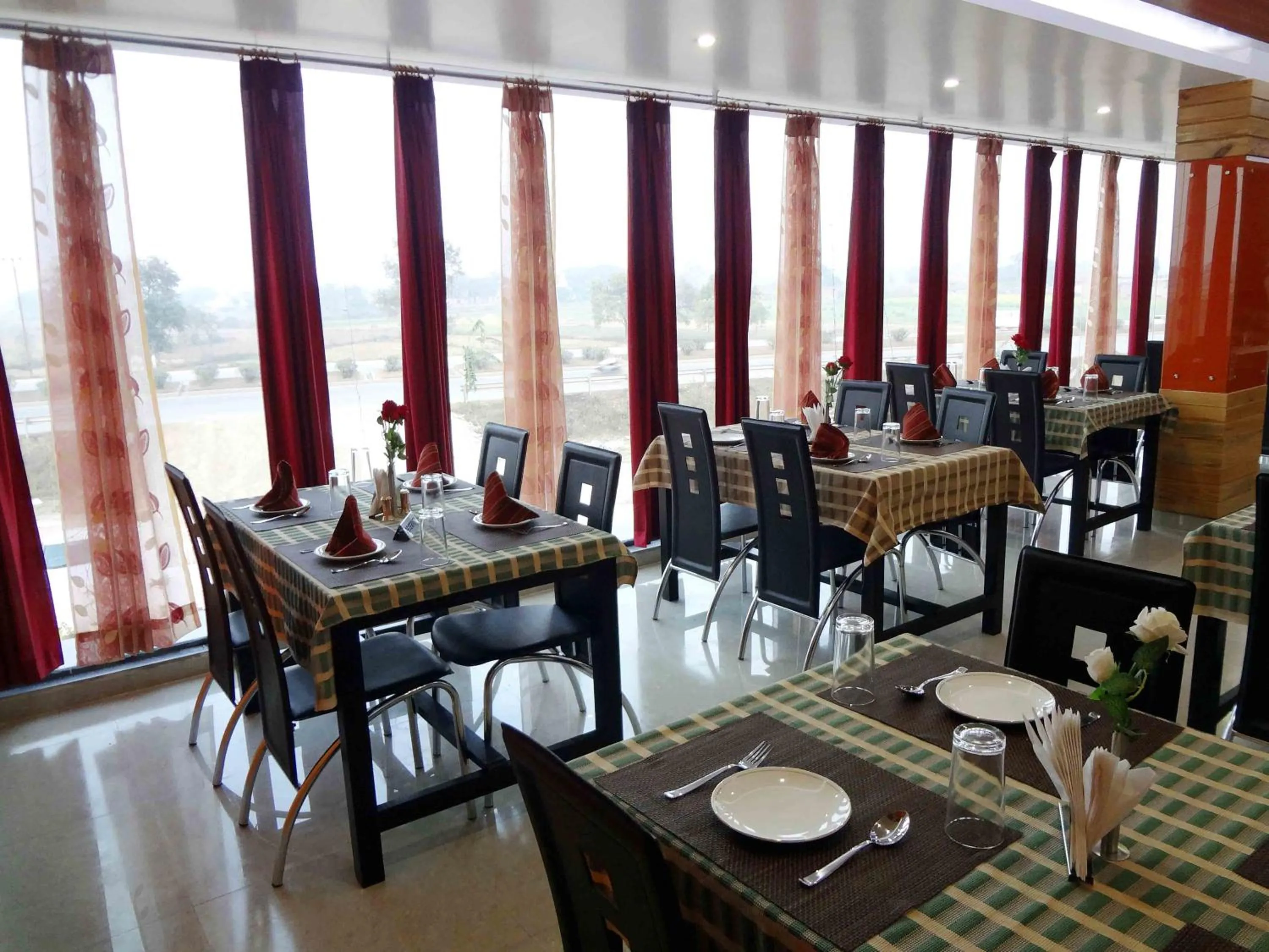 Restaurant/places to eat in Hotel Vaishnavi Heights