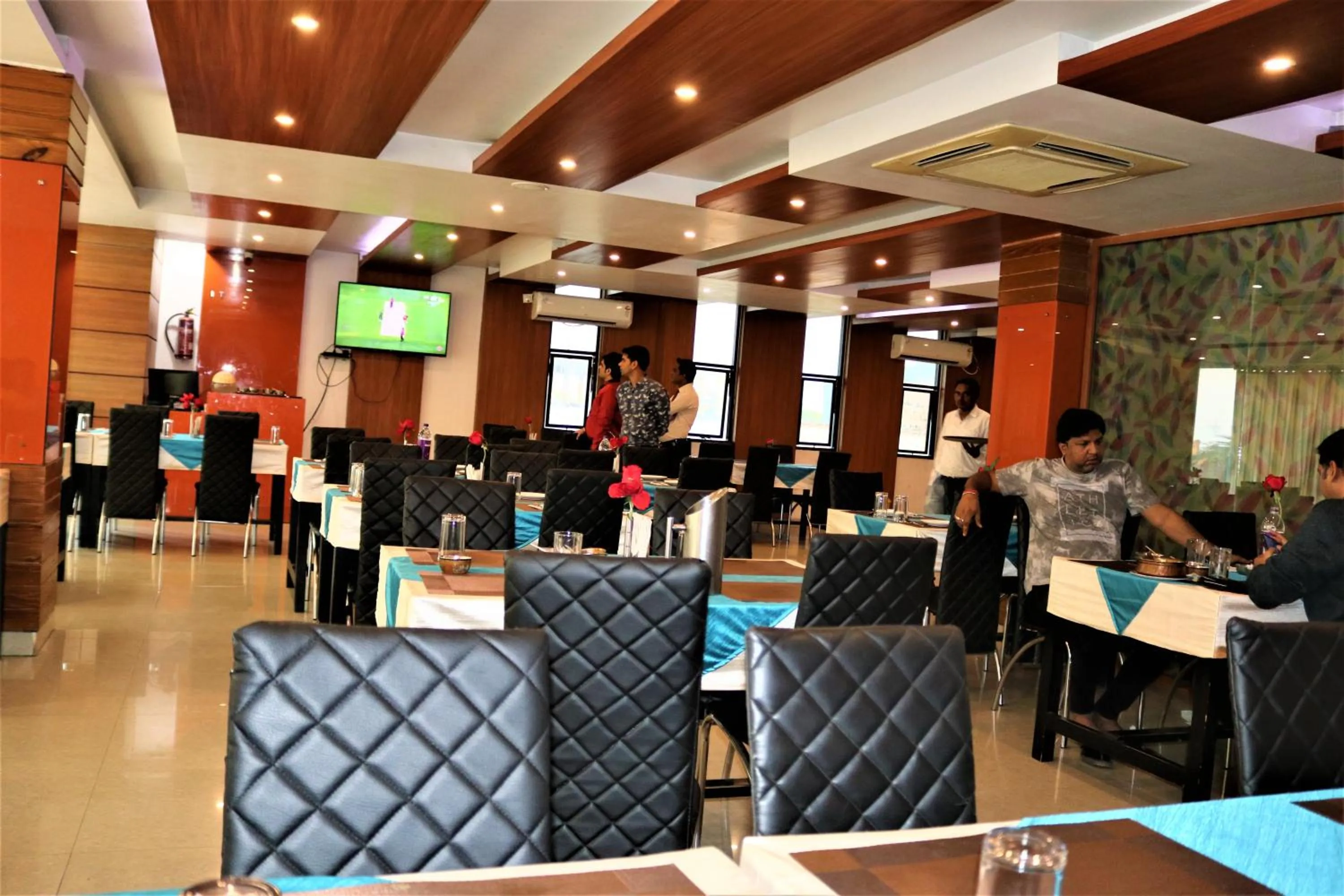 Restaurant/places to eat in Hotel Vaishnavi Heights