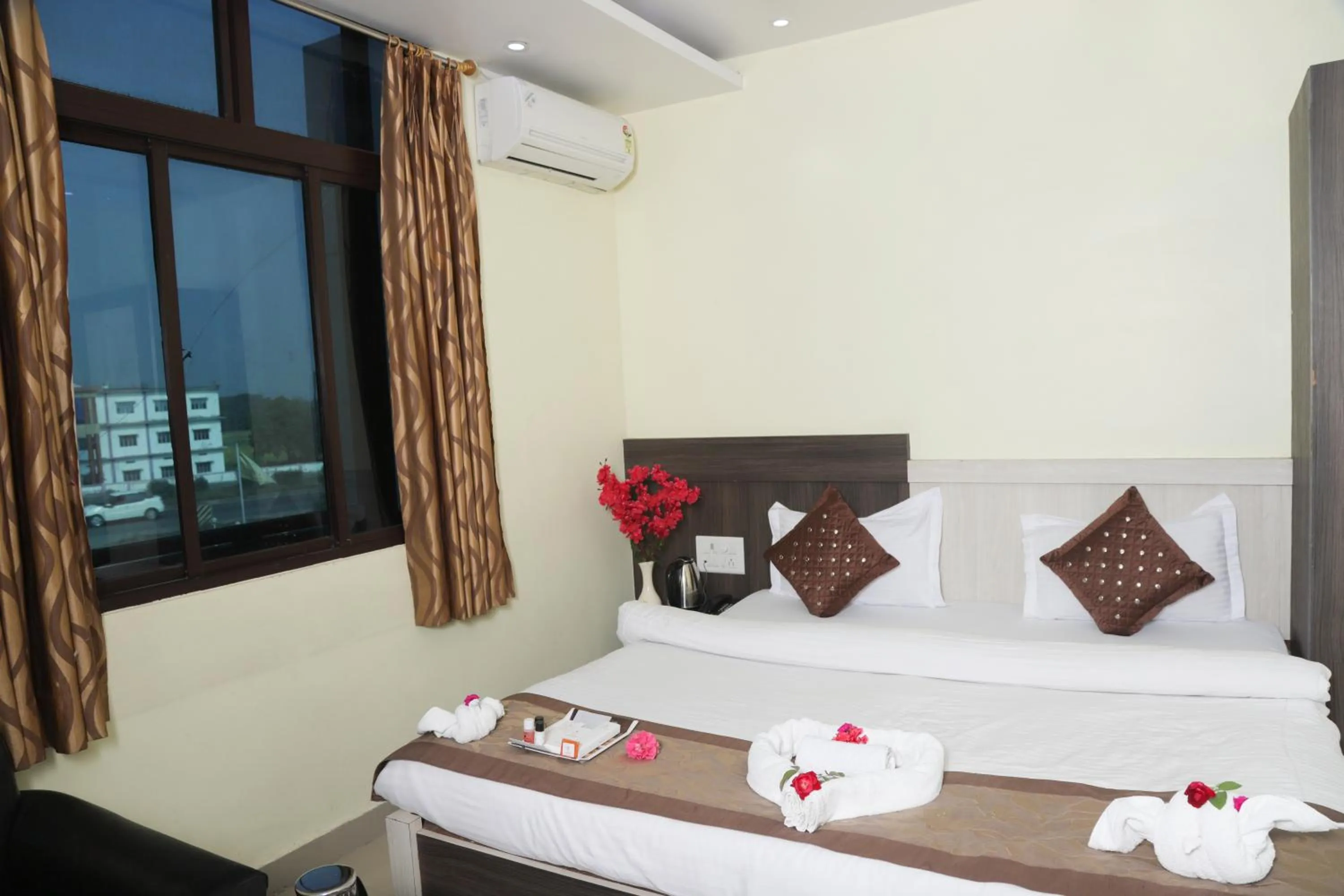 Bed in Hotel Vaishnavi Heights