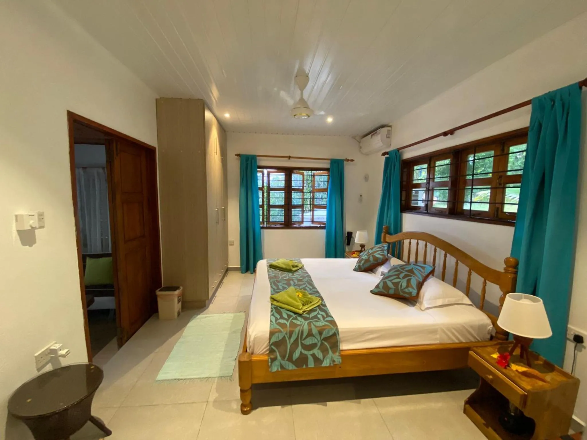Photo of the whole room, Bed in Coin D'or
