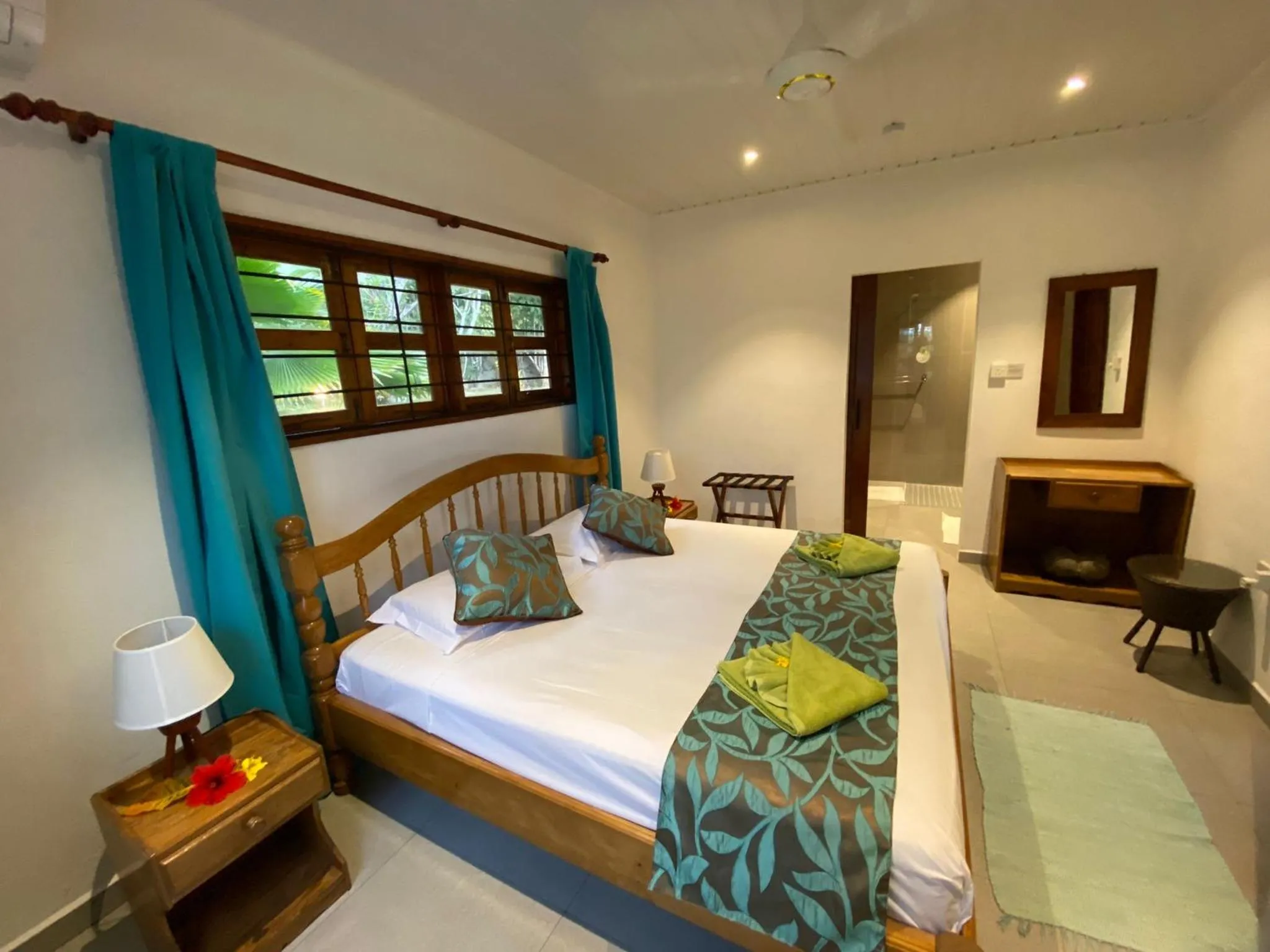 Photo of the whole room, Bed in Coin D'or