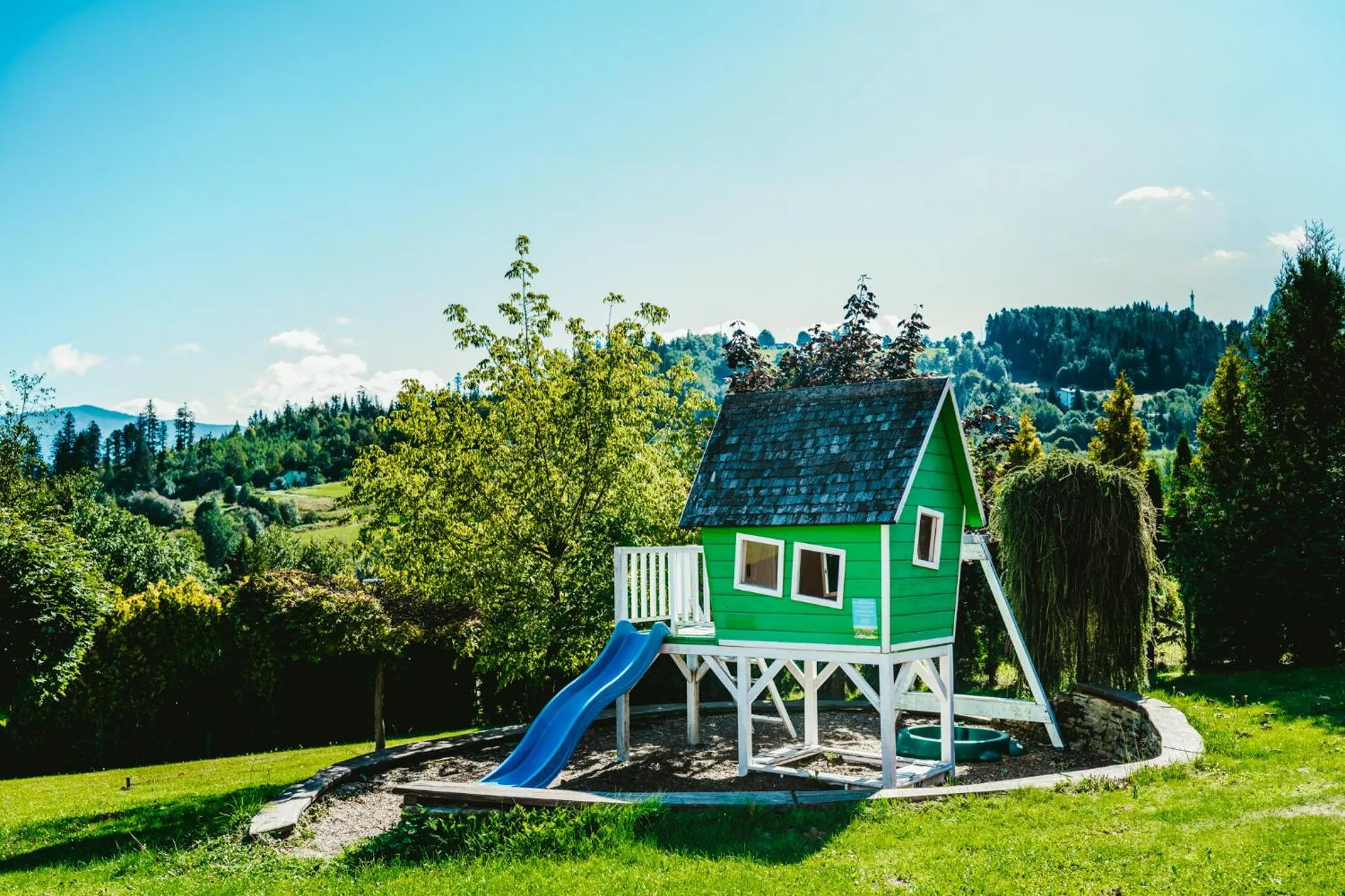 children in Karolowy Dwór