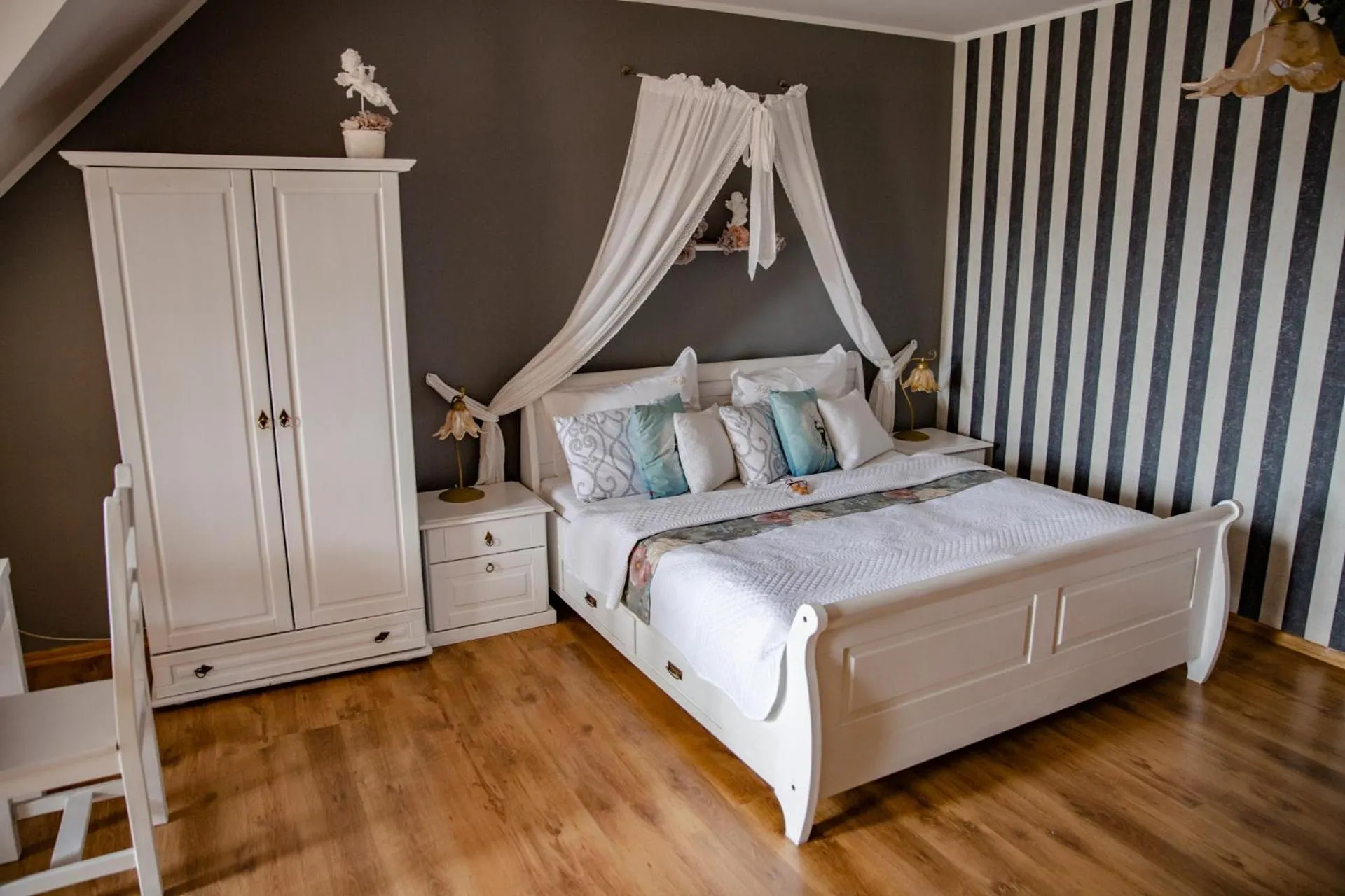 Decorative detail, Bed in Karolowy Dwór