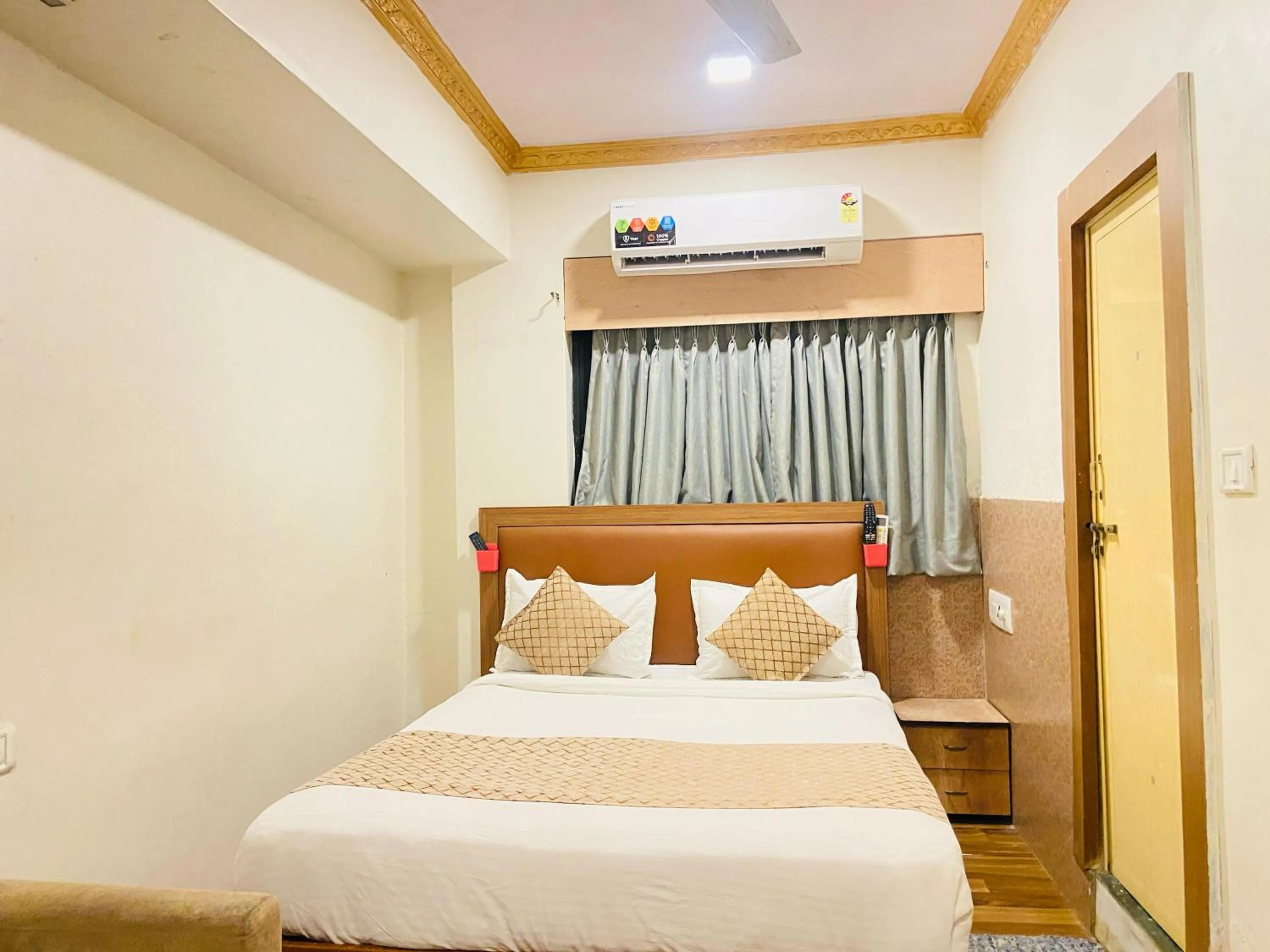 Bedroom in Hotel ABC Satellite Prahlad Nagar