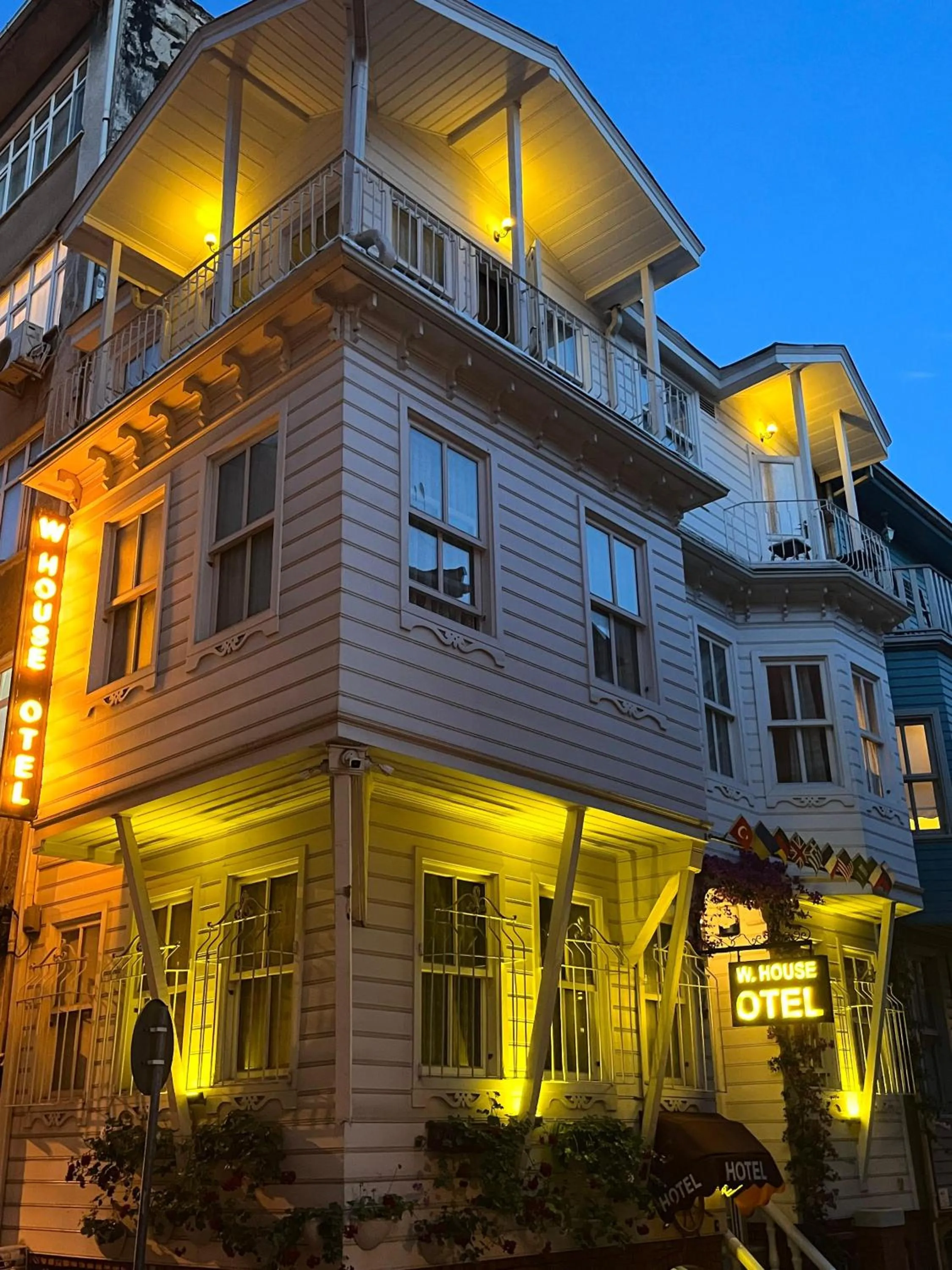 Property building in Kadıköy White House