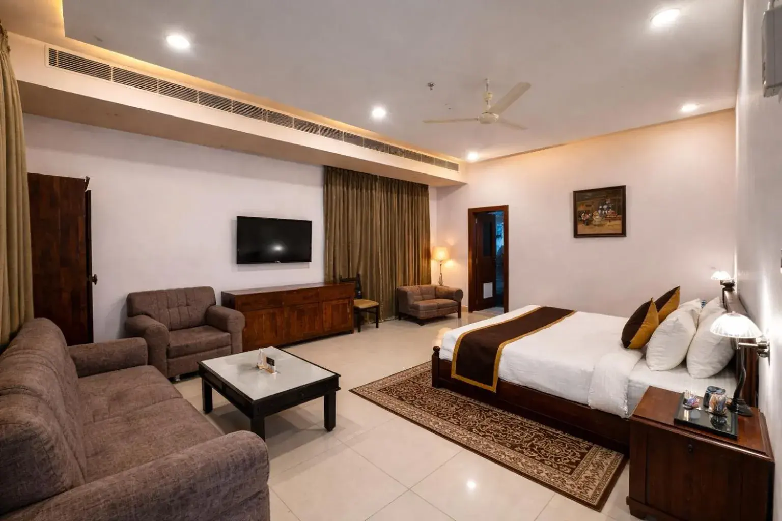 King Room in Daksh The Fateh Retreat - near to Fateh Sagar Lake King Room in Daksh The Fateh Retreat - near to Fateh Sagar Lake
