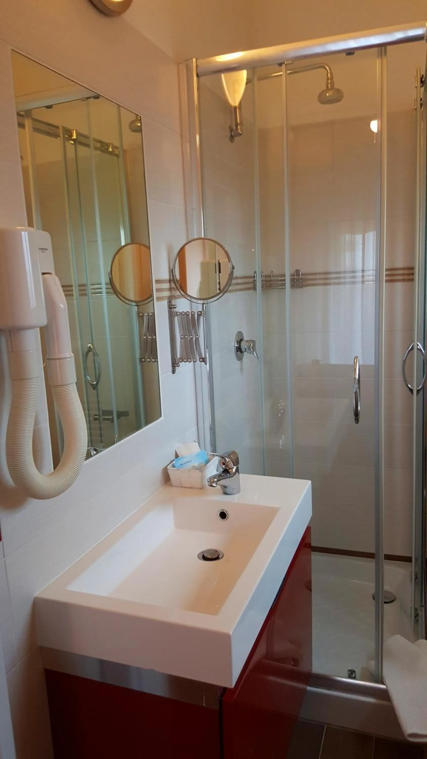 Shower in Hotel Perla Verde