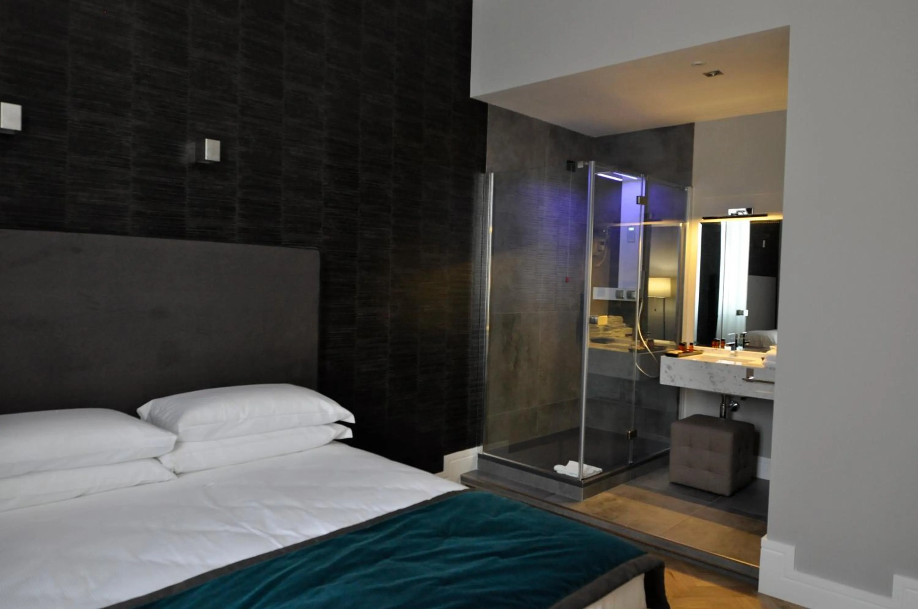 Photo of the whole room, Bed in Place 24 Suites & Wellness