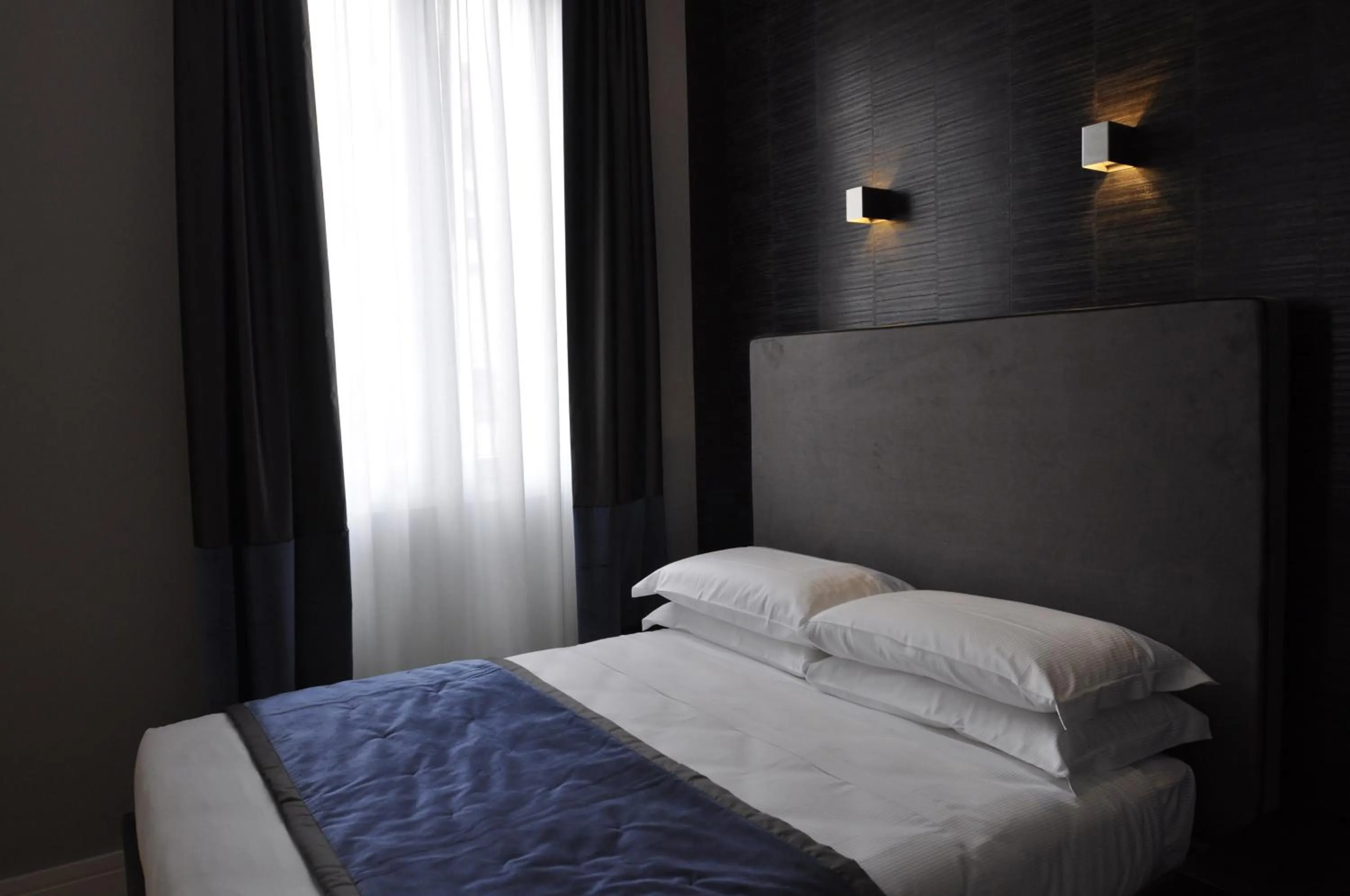 Photo of the whole room, Bed in Place 24 Suites & Wellness