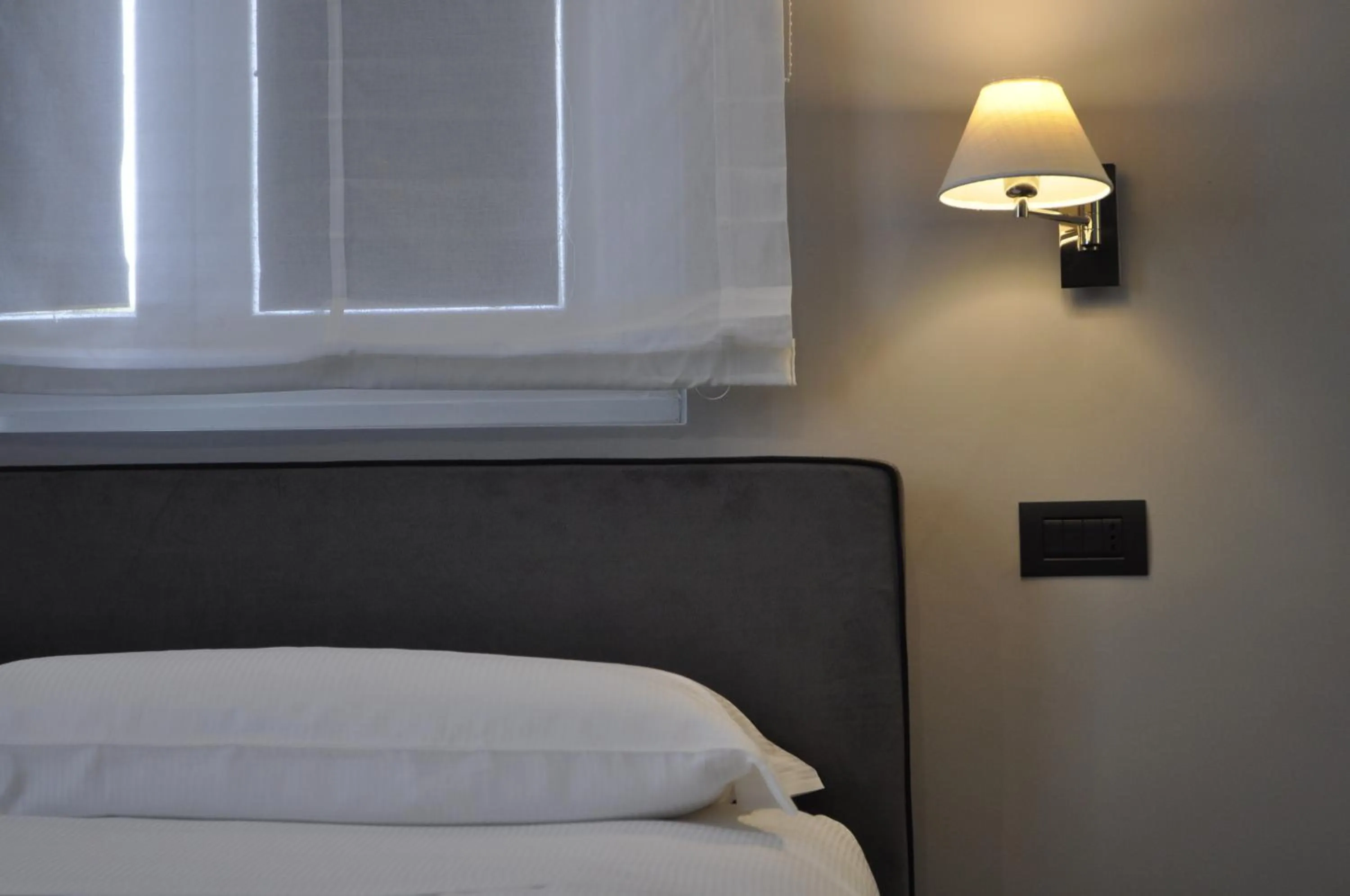 Photo of the whole room, Bed in Place 24 Suites & Wellness