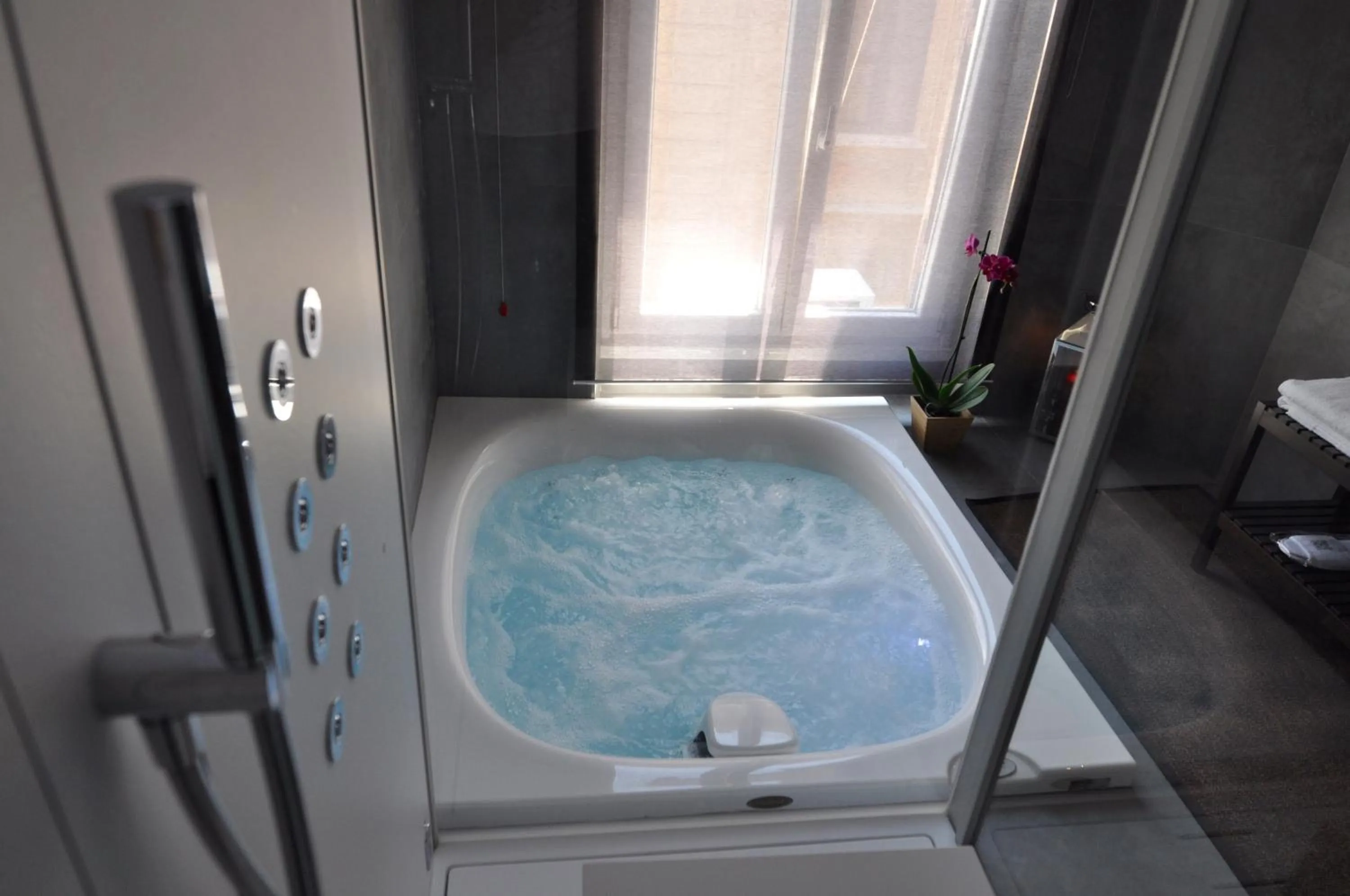 Hot Tub in Place 24 Suites & Wellness