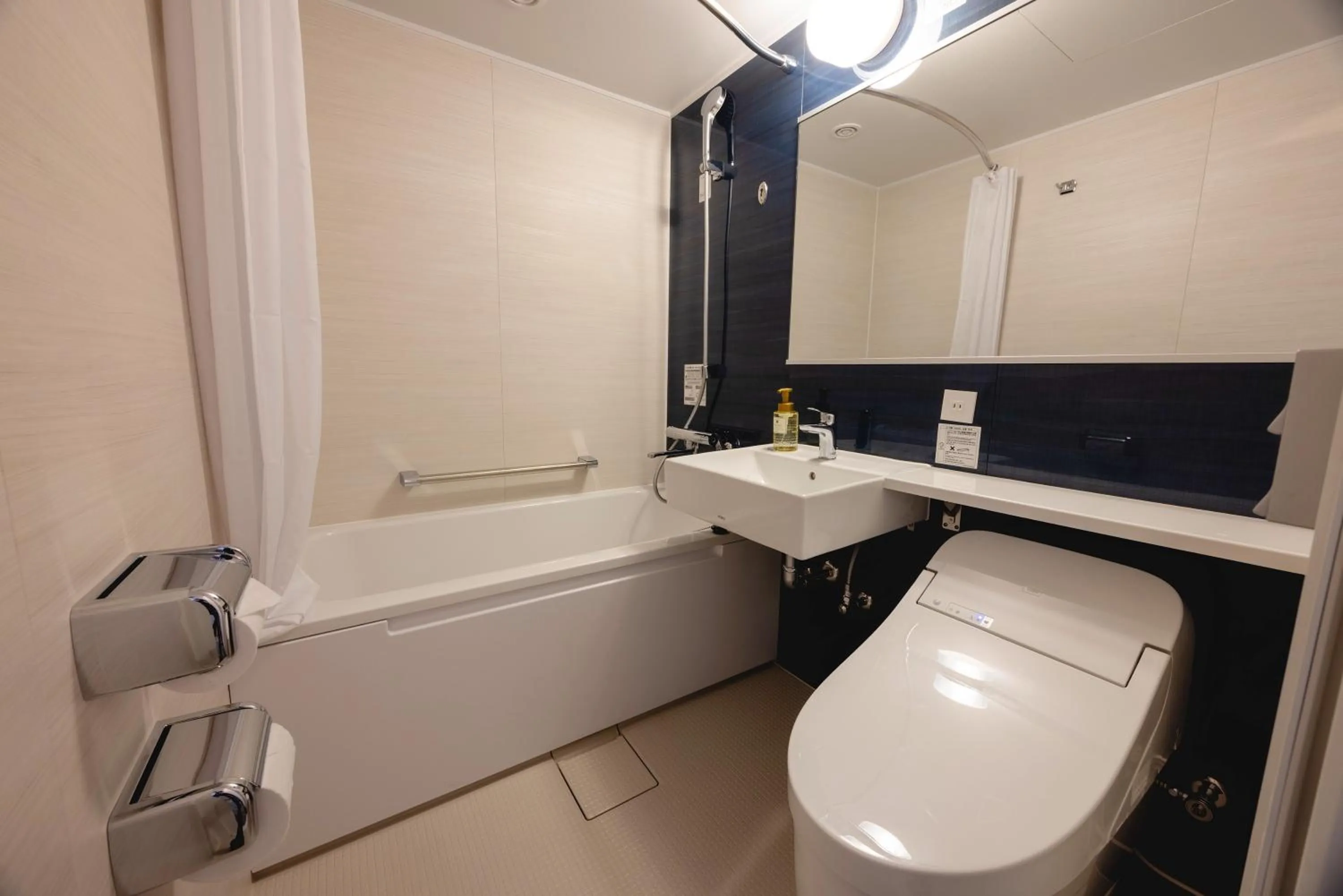 Photo of the whole room in Hotel Mariners Court Tokyo