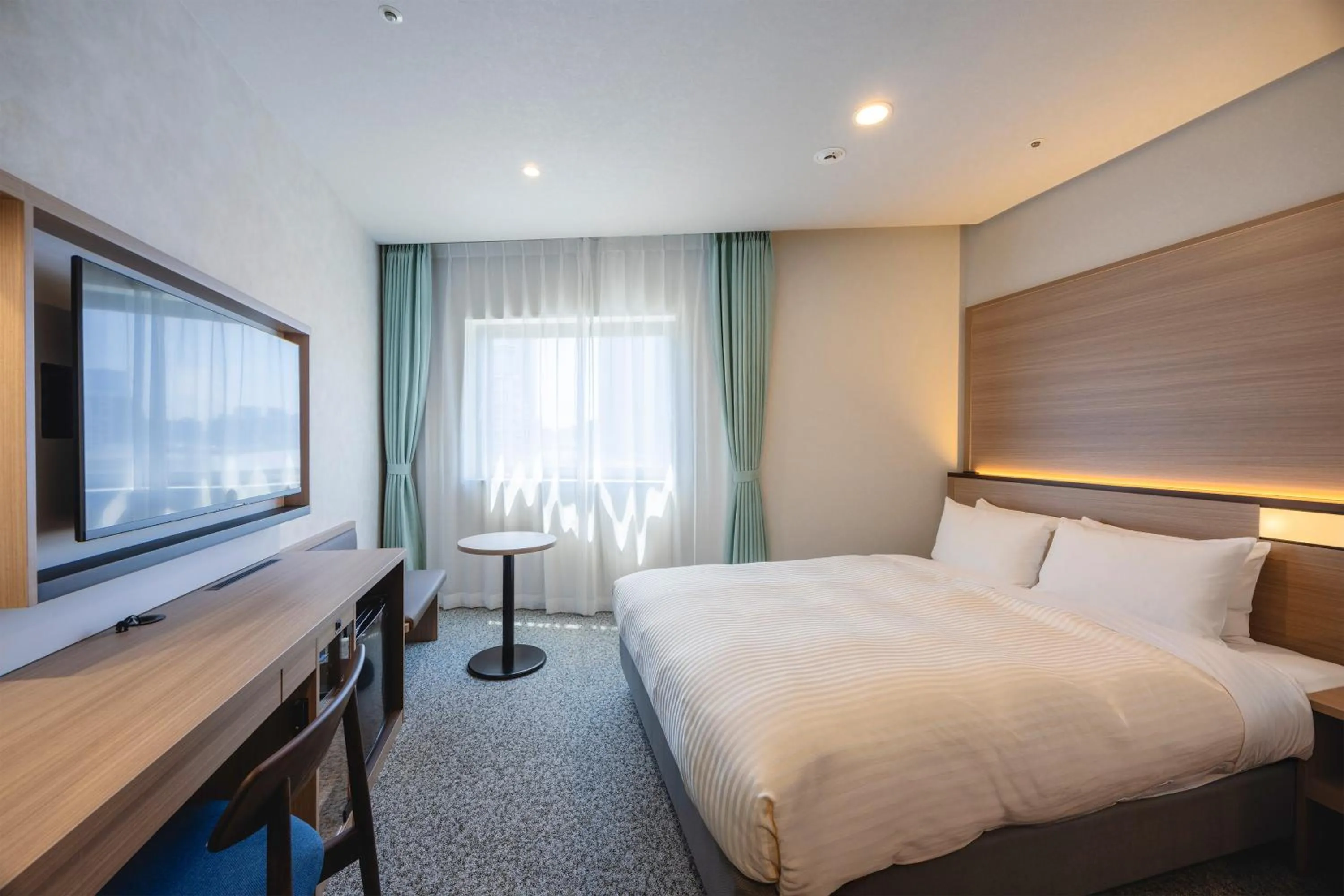 Photo of the whole room, Bed in Hotel Mariners Court Tokyo