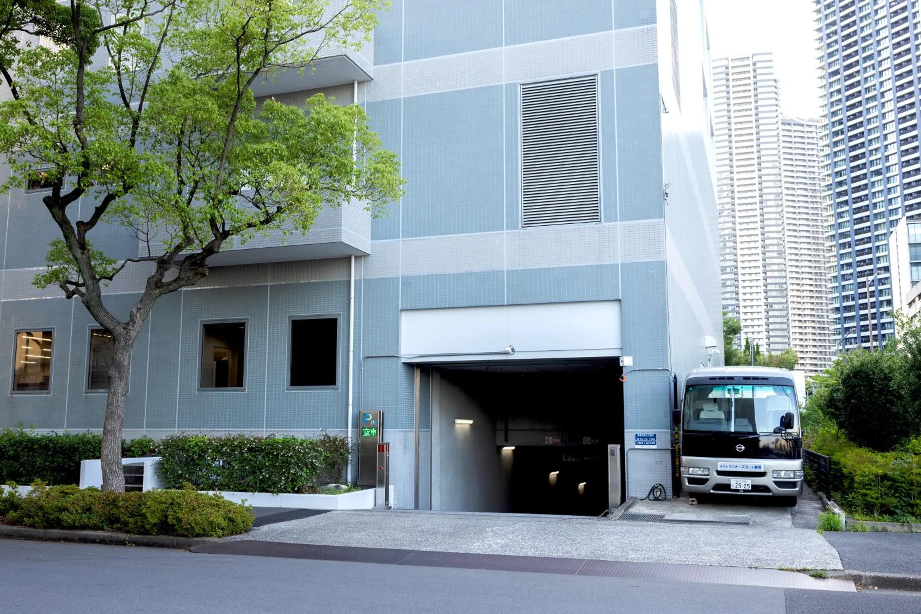 Parking in Hotel Mariners Court Tokyo