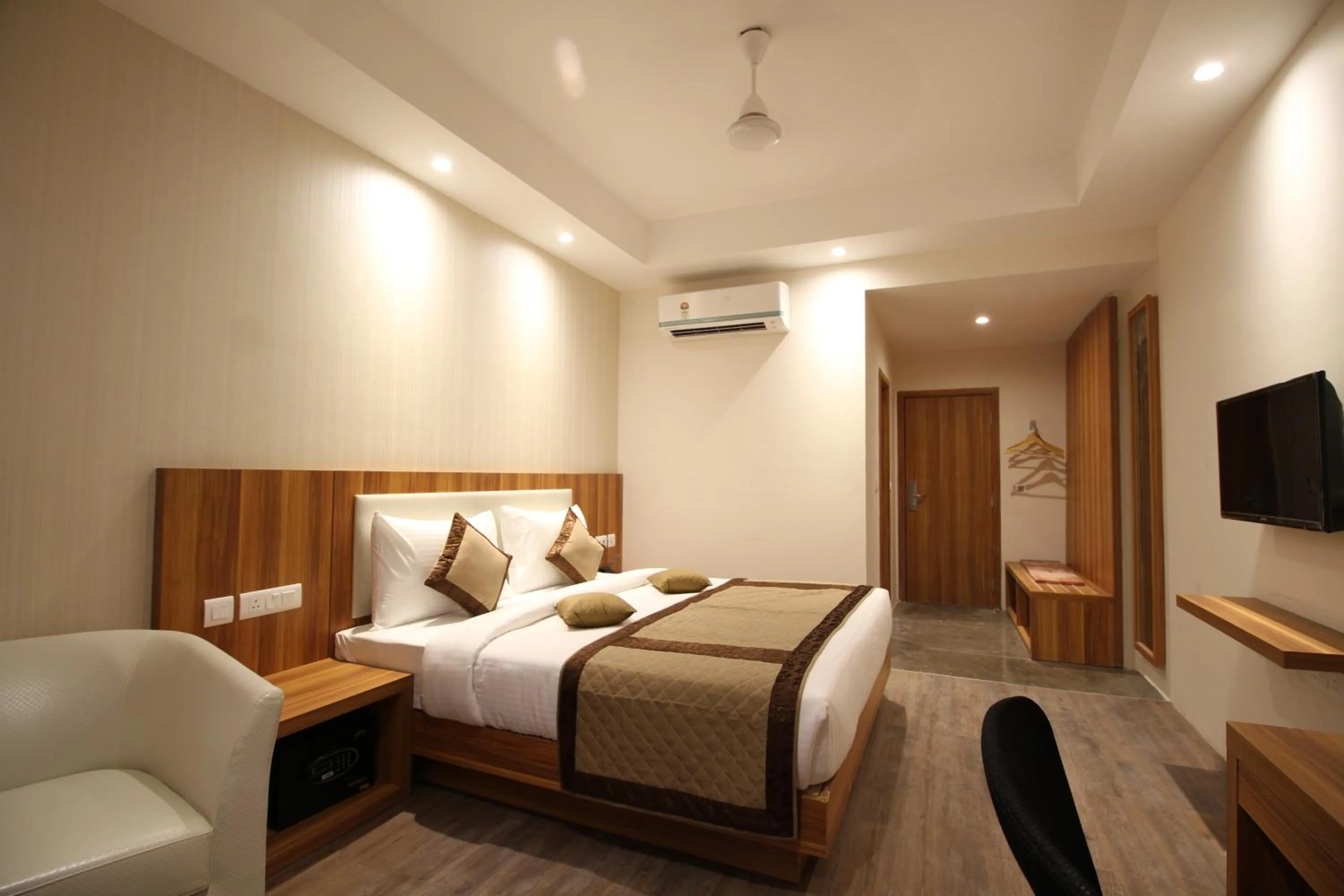 Photo of the whole room, Bed in Hotel Le Roi Raipur at Raipur Railway Station