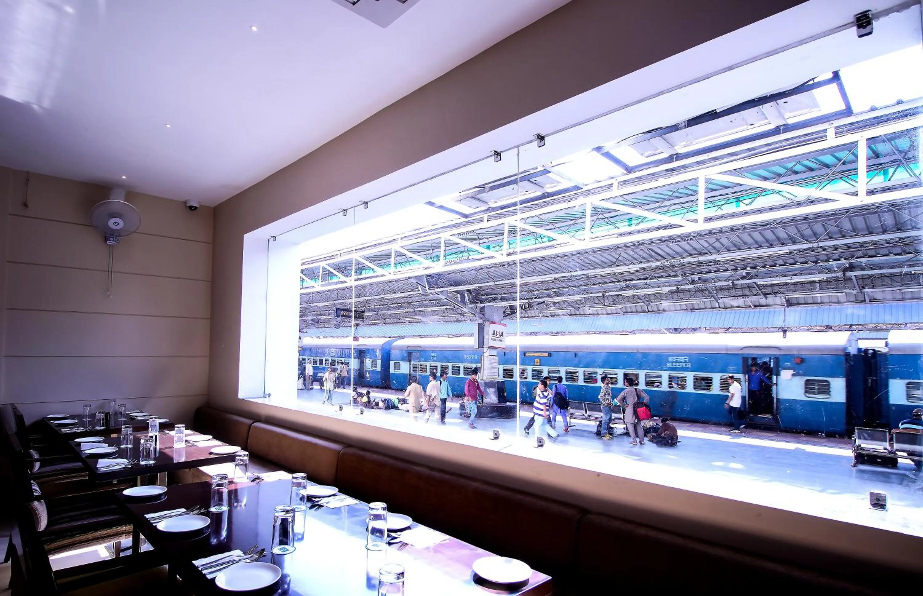 Dining area in Hotel Le Roi Raipur at Raipur Railway Station