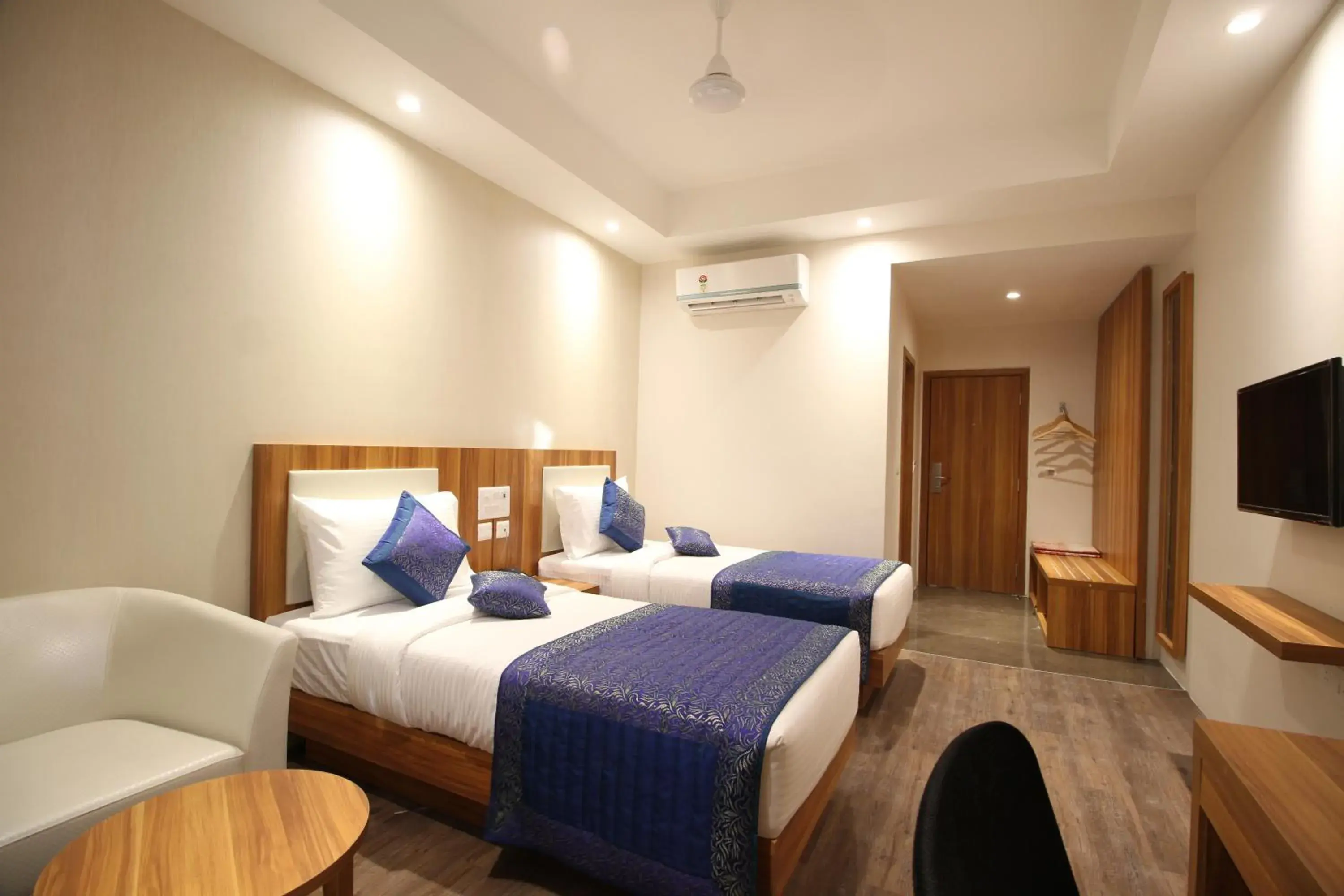 Photo of the whole room, Bed in Hotel Le Roi Raipur at Raipur Railway Station Photo of the whole room, Bed in Hotel Le Roi Raipur at Raipur Railway Station