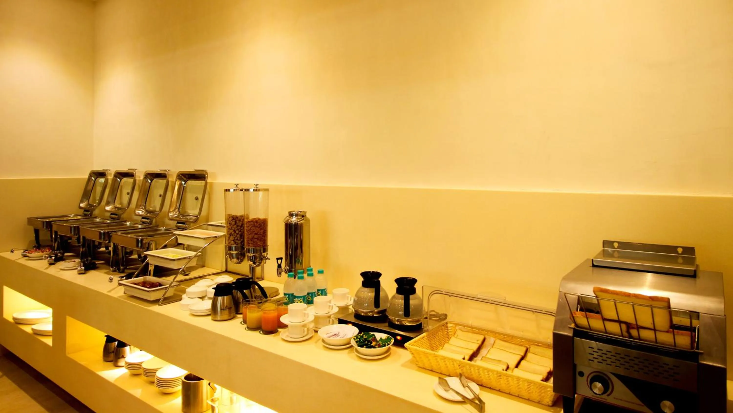 Buffet breakfast in Hotel Le Roi Raipur at Raipur Railway Station