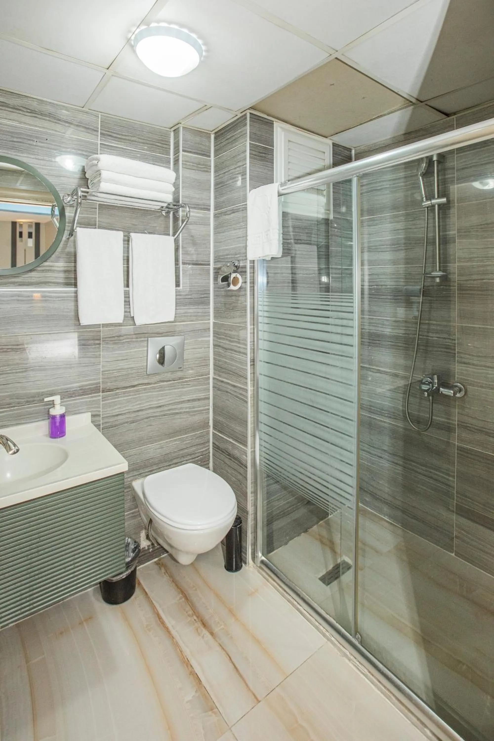 Shower in Konuk Hotel