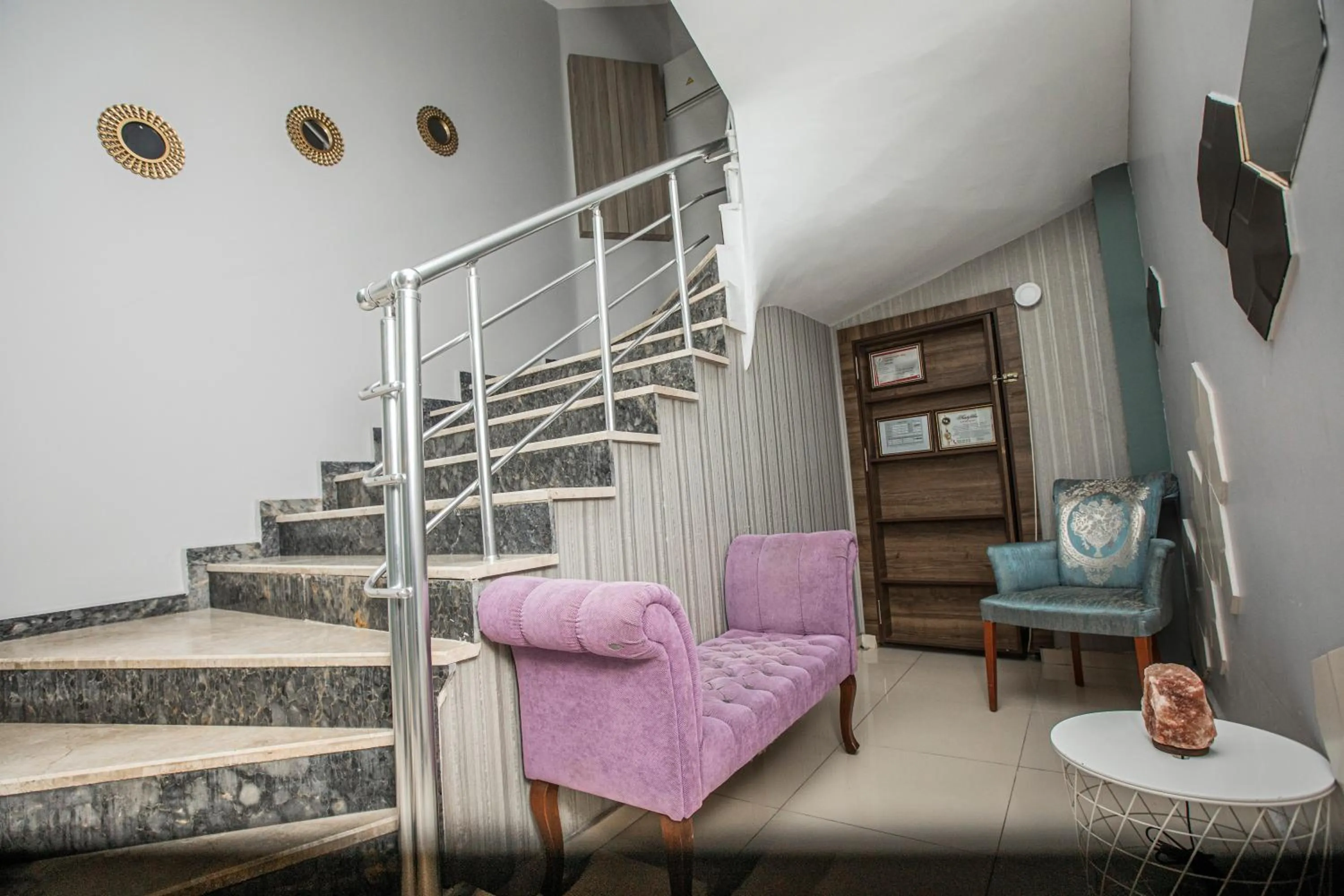 Seating area in Konuk Hotel