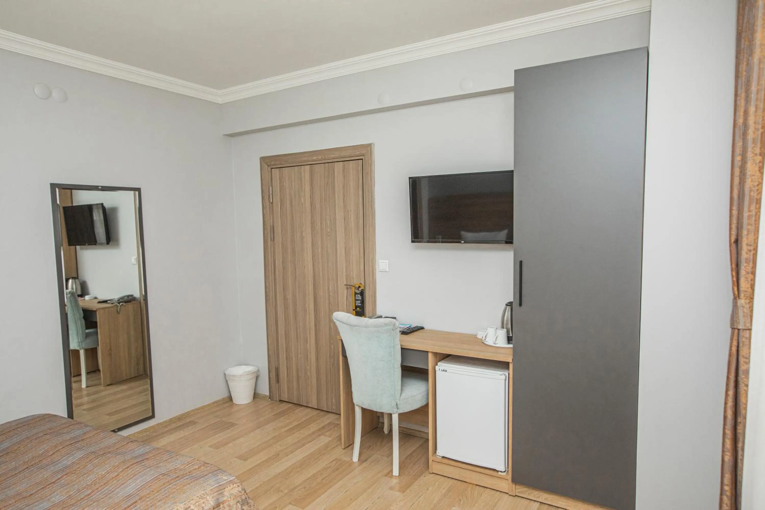 wardrobe in Konuk Hotel