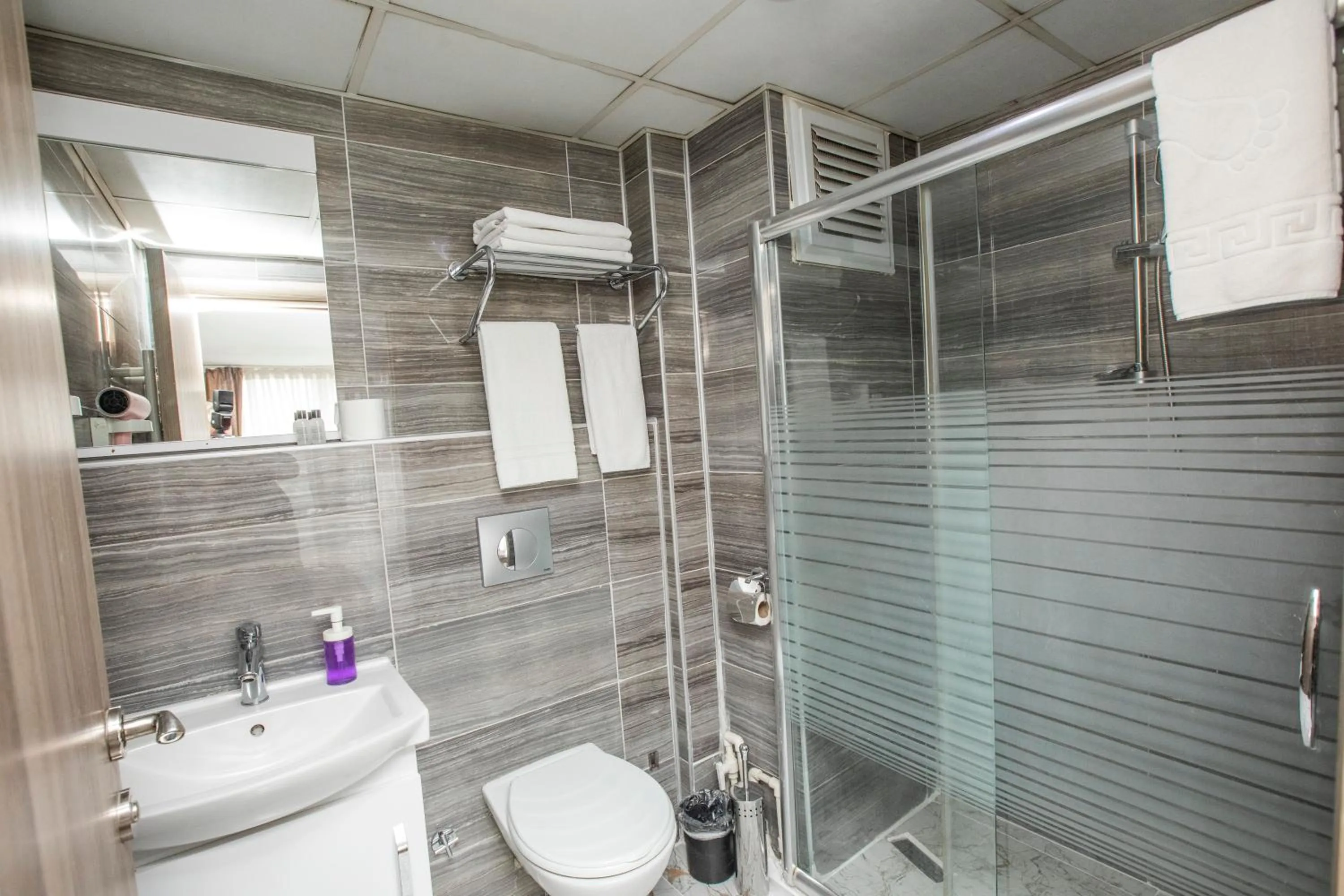 Shower in Konuk Hotel